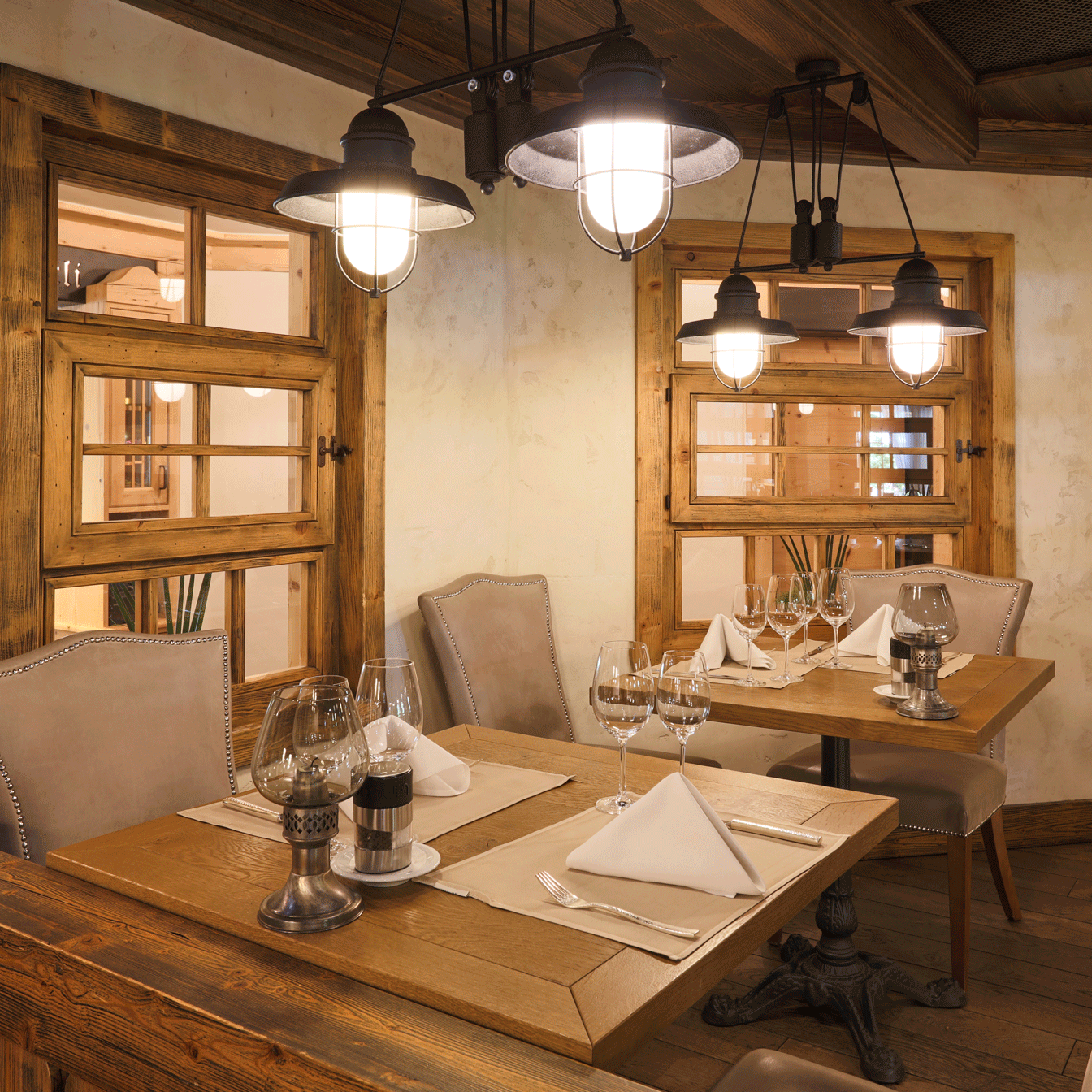 Füürgrube im Hotel Ermitage Gemütliche Sitzecke in einem rustikalen Restaurant