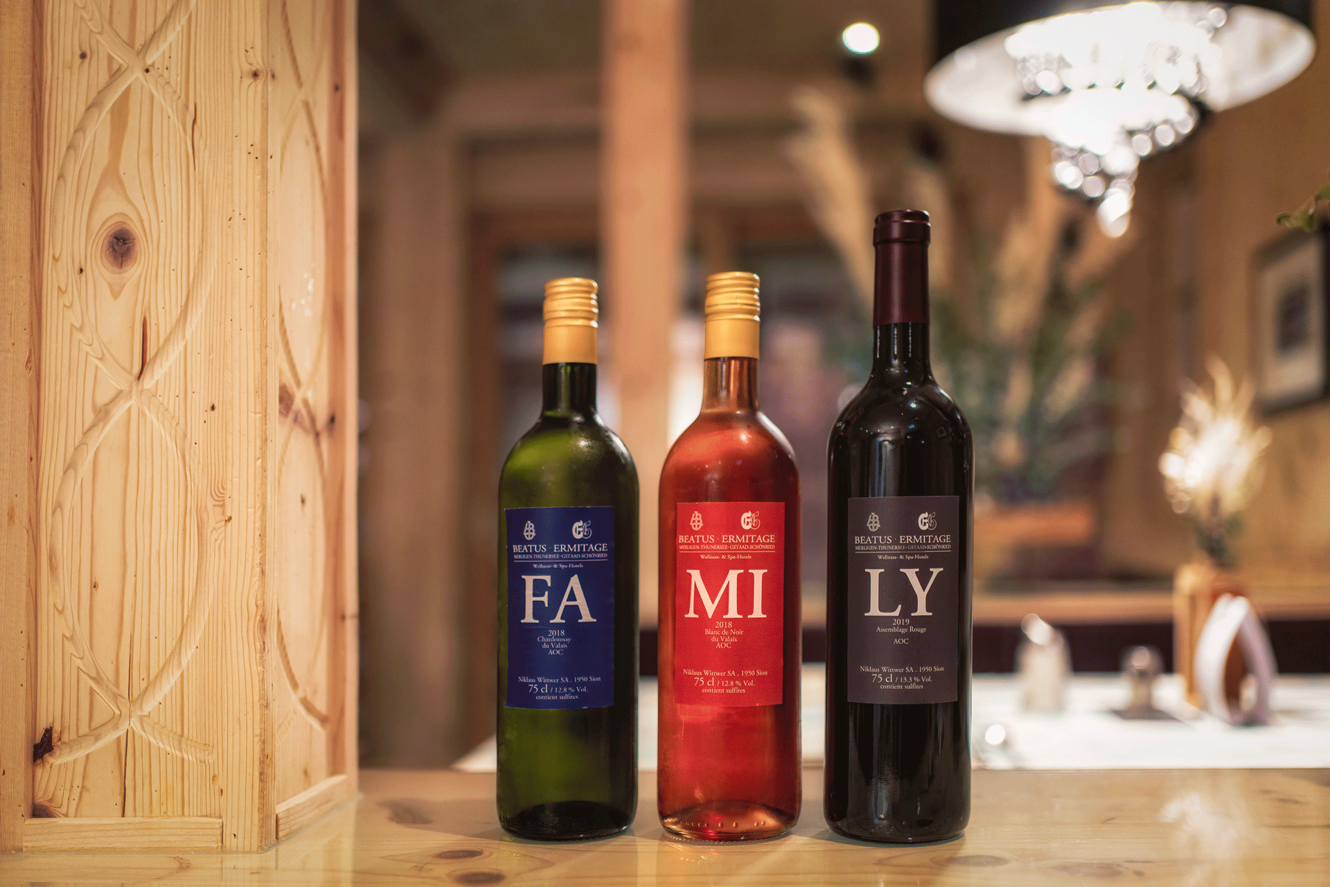 Trois bouteilles de vin sur un buffet