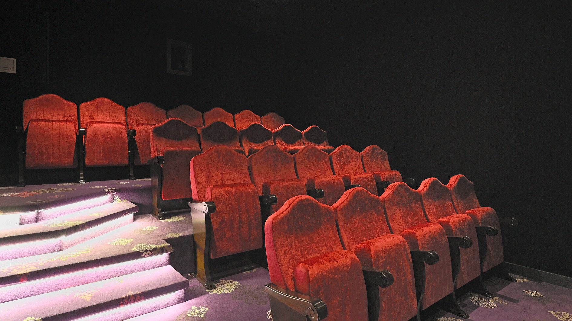 Kino im Hotel Ermitage Rote Kinoklappsessel und samtener Boden