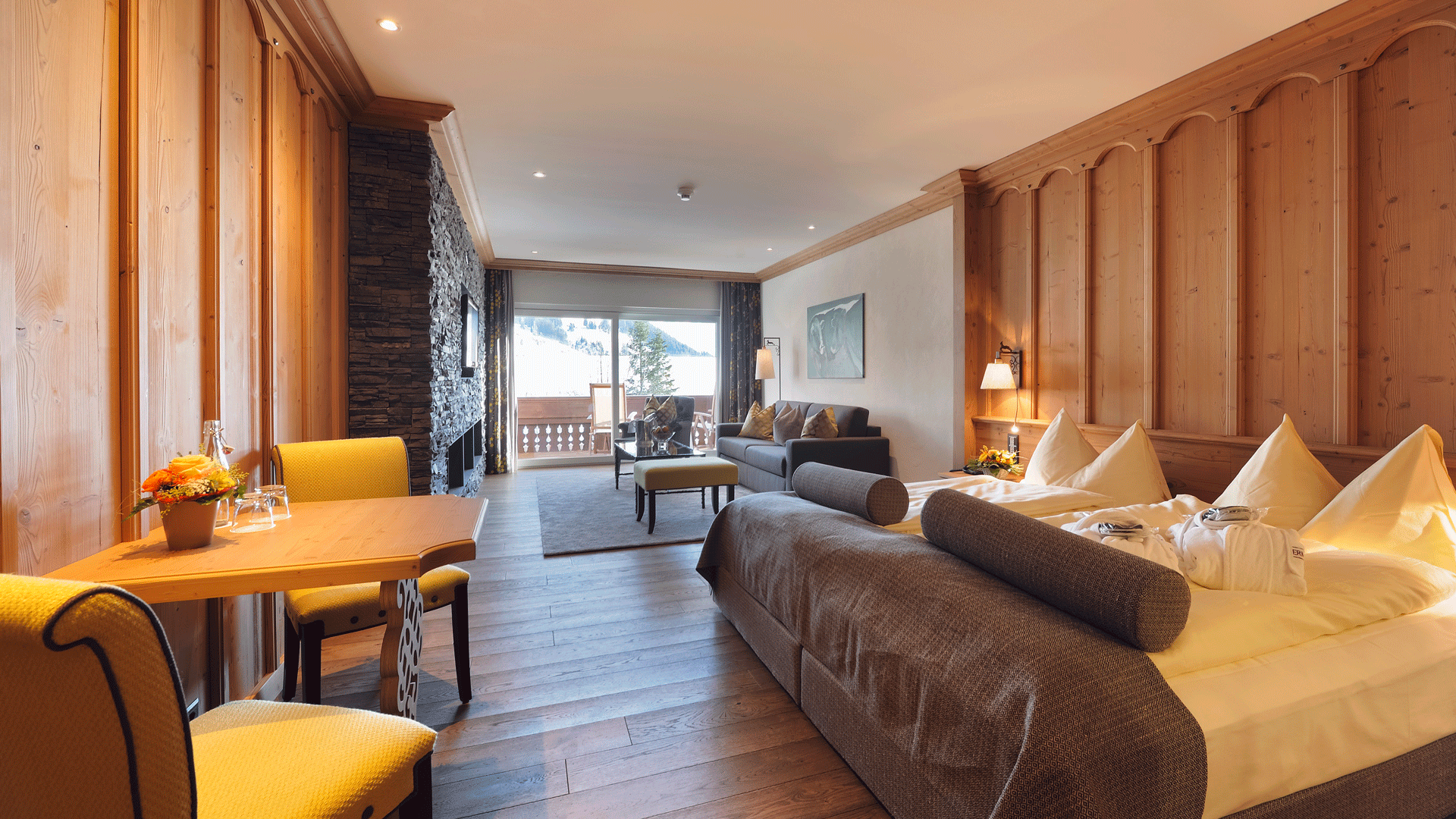 Saane Senior-Suite à l'Hôtel Ermitage Chambre avec boiseries, parquet, coin salon et balcon