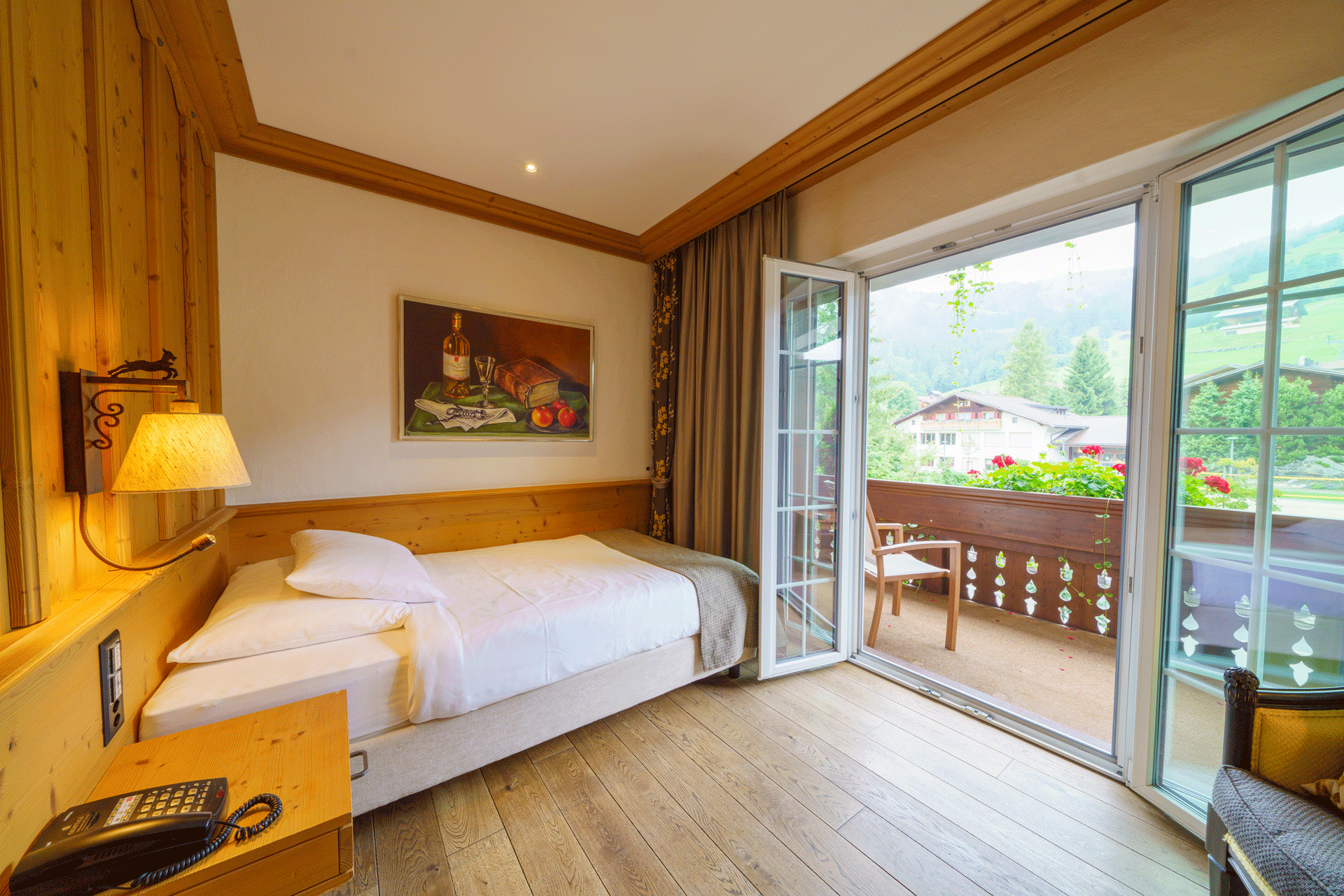 Chambre avec mur et sol en bois, lit double et balcon