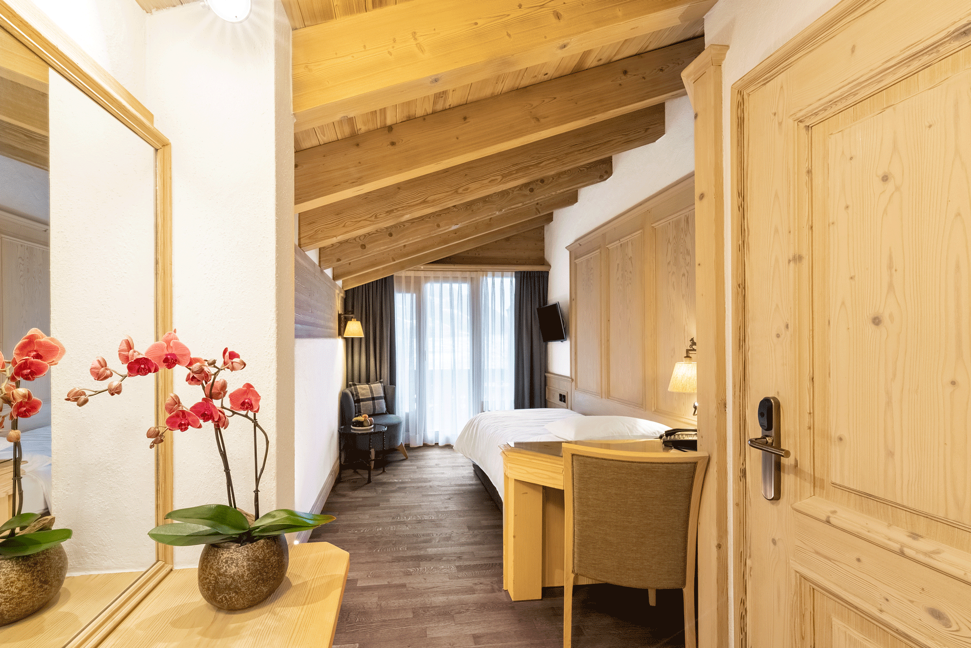 Flur mit Blick ins Schlafzimmer, Einzelbett, Dachschrägen mit Holzbalken