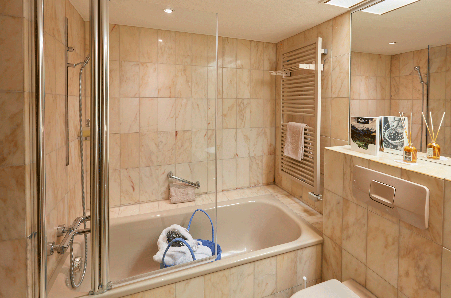 Bad mit Wanne und WC, gefliest mit rosa Marmorfliesen