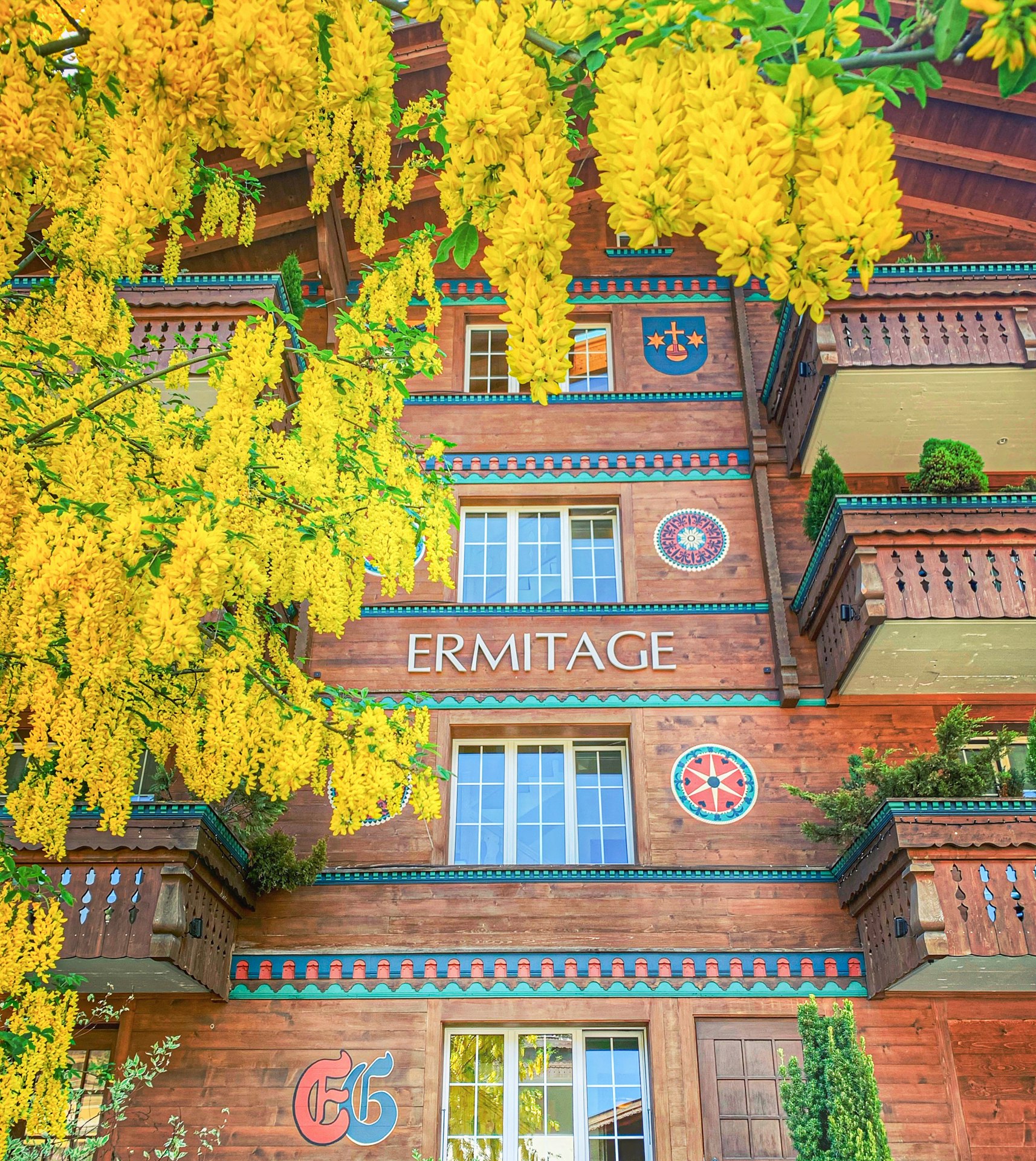 Fassade eines Hauses ganz aus Holz mit Schnitzereien