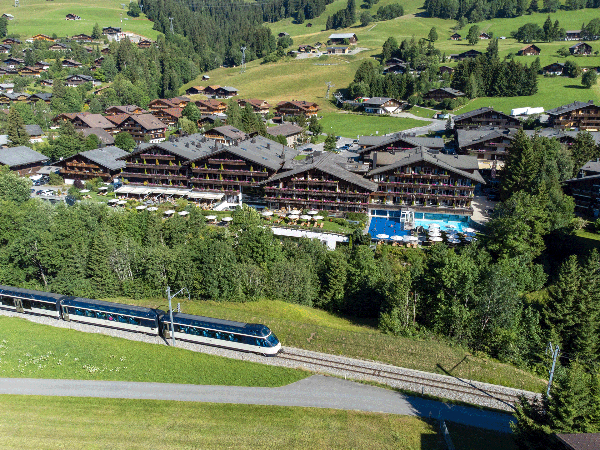 Zug vor dem Hotel Ermitage