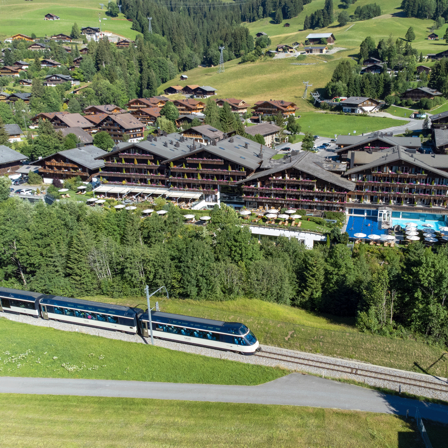 L'hôtel Ermitage est bien desservi par le réseau de transports publics Train devant l'hôtel Ermitage