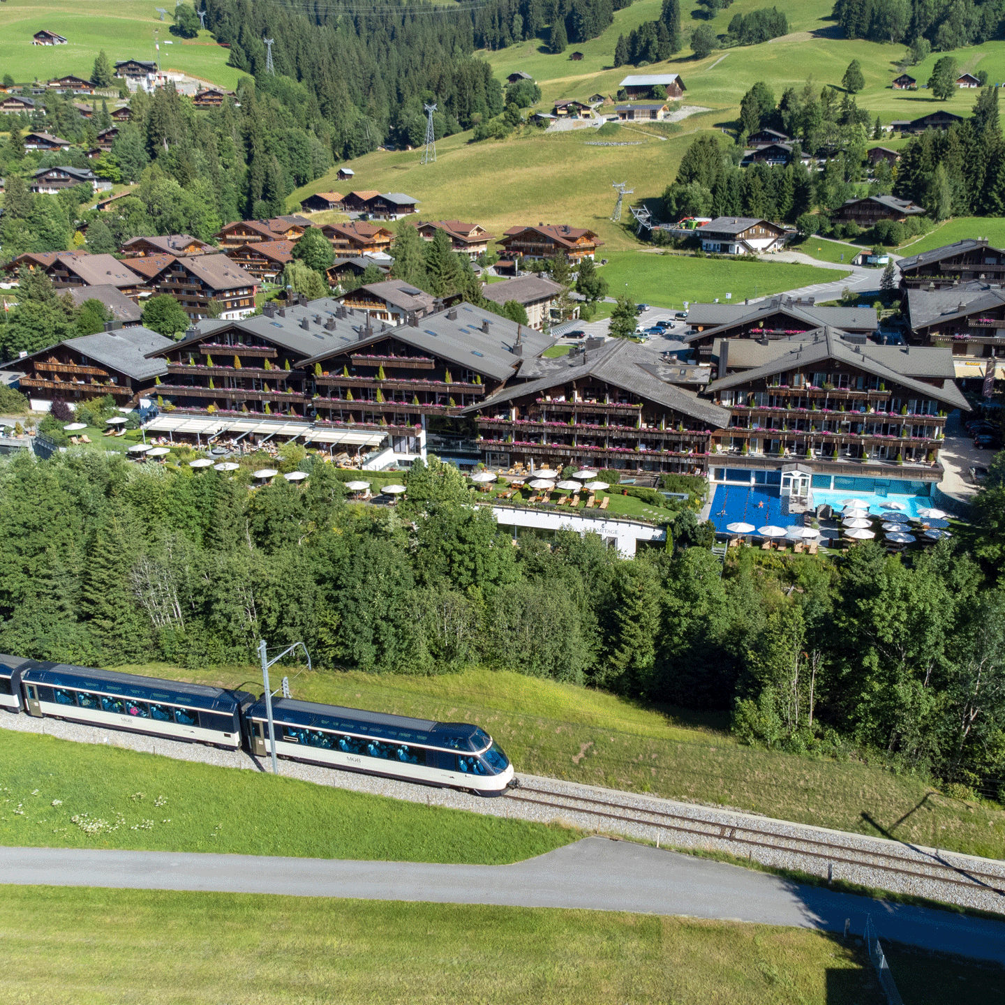 Das Hotel Ermitage ist gut an das öffentliche Verkehrsnetz angebunden Zug vor dem Hotel Ermitage
