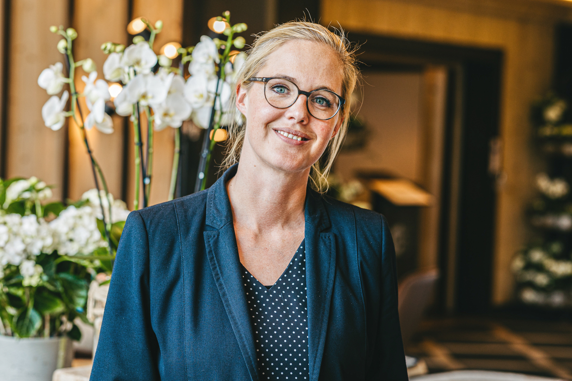Frau mit Brille lächelt in die Kamera