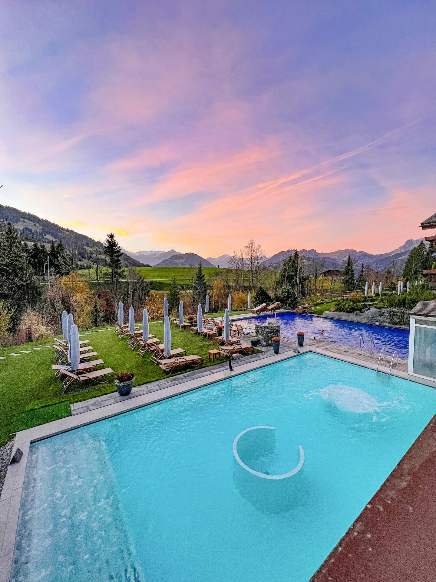 Piscine solaire et de sport au coucher du soleil
