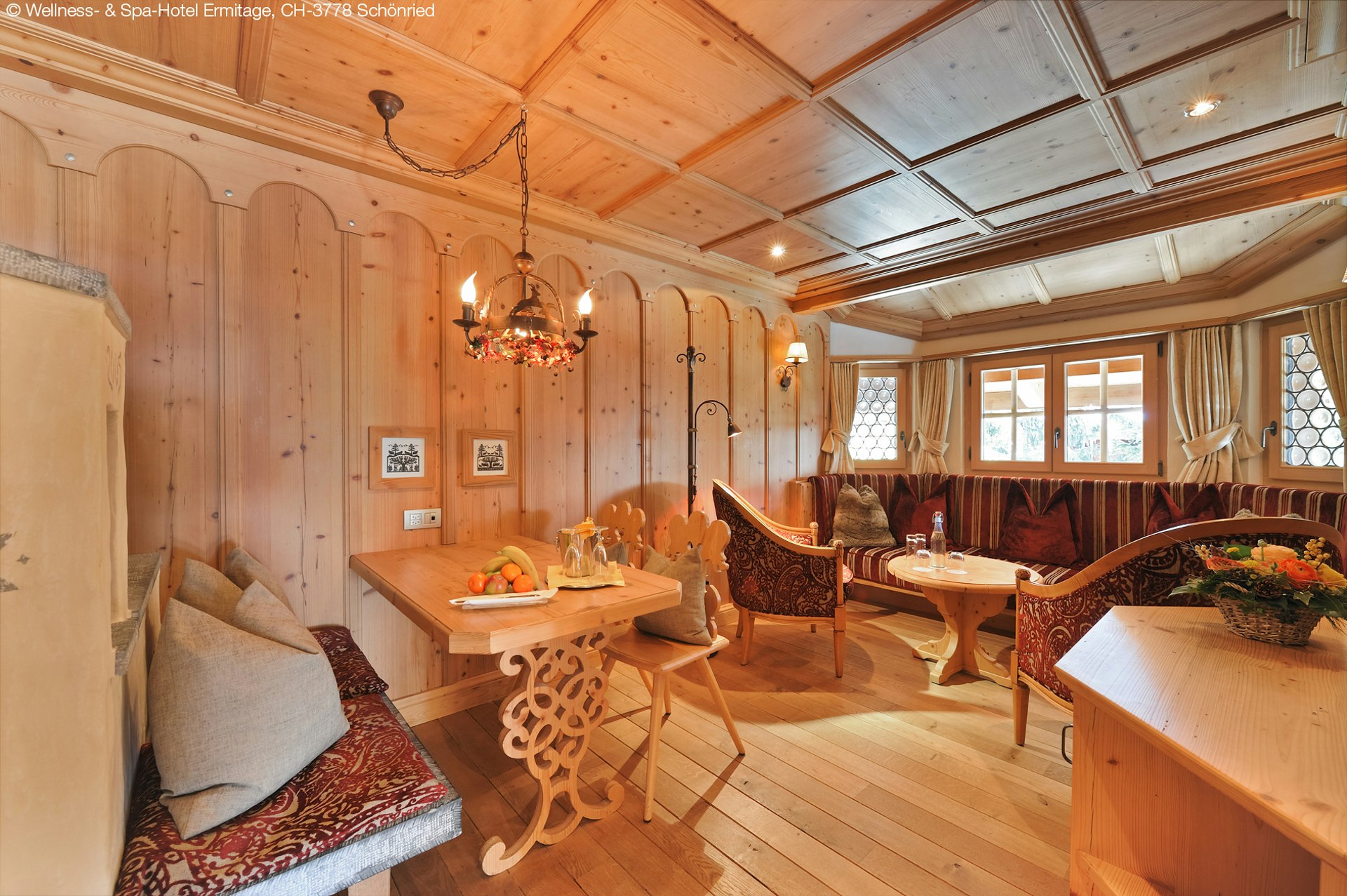 Wohnzimmer komplett in Holz mit Kamin