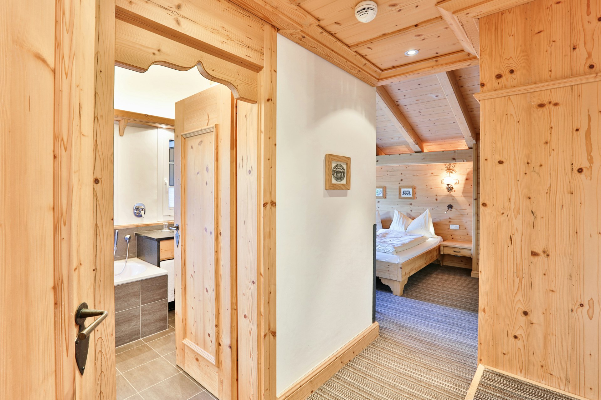 Chambre à lambris avec deux lits séparés, balcon