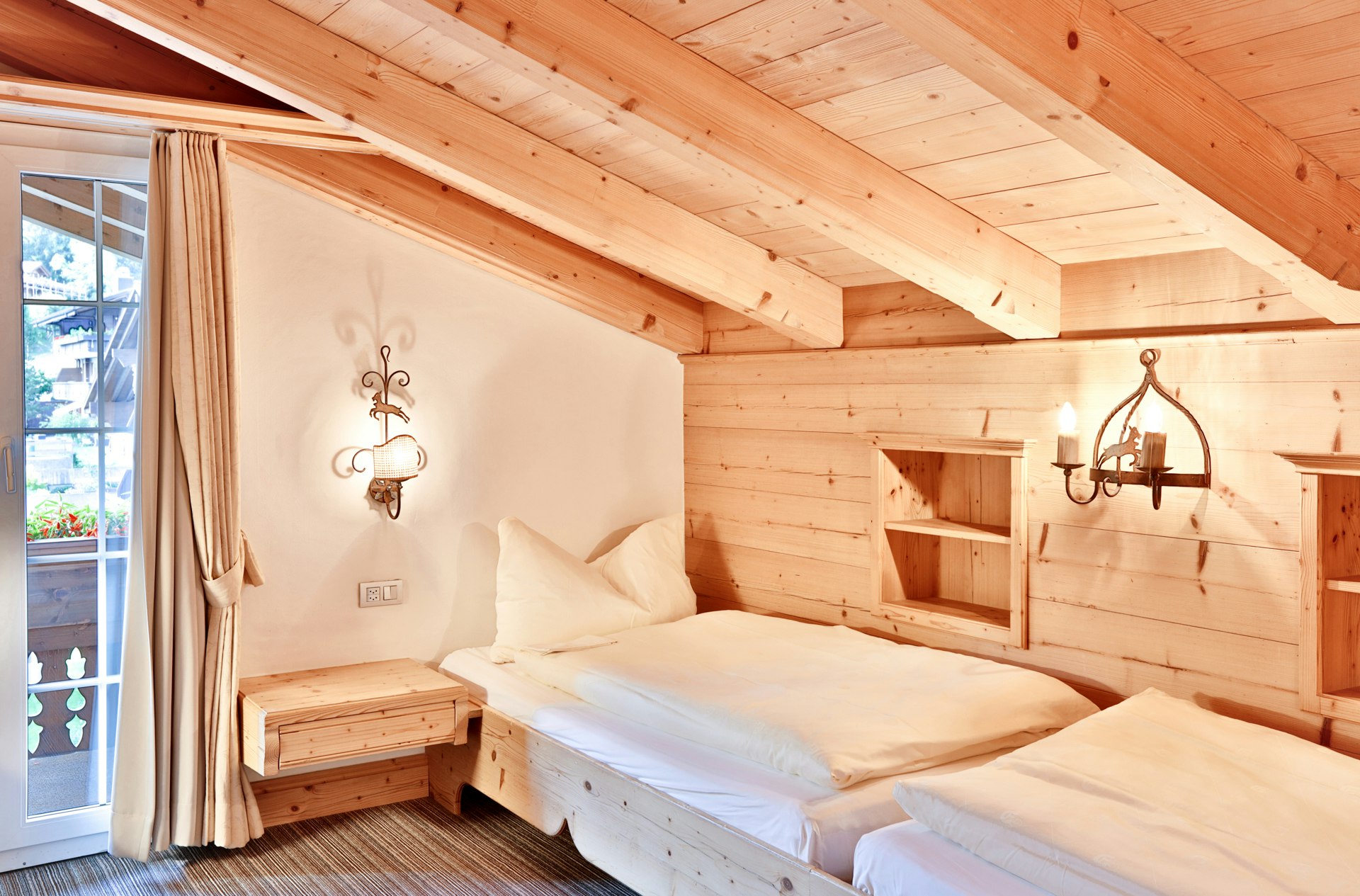 Chambre à lambris avec deux lits séparés, balcon