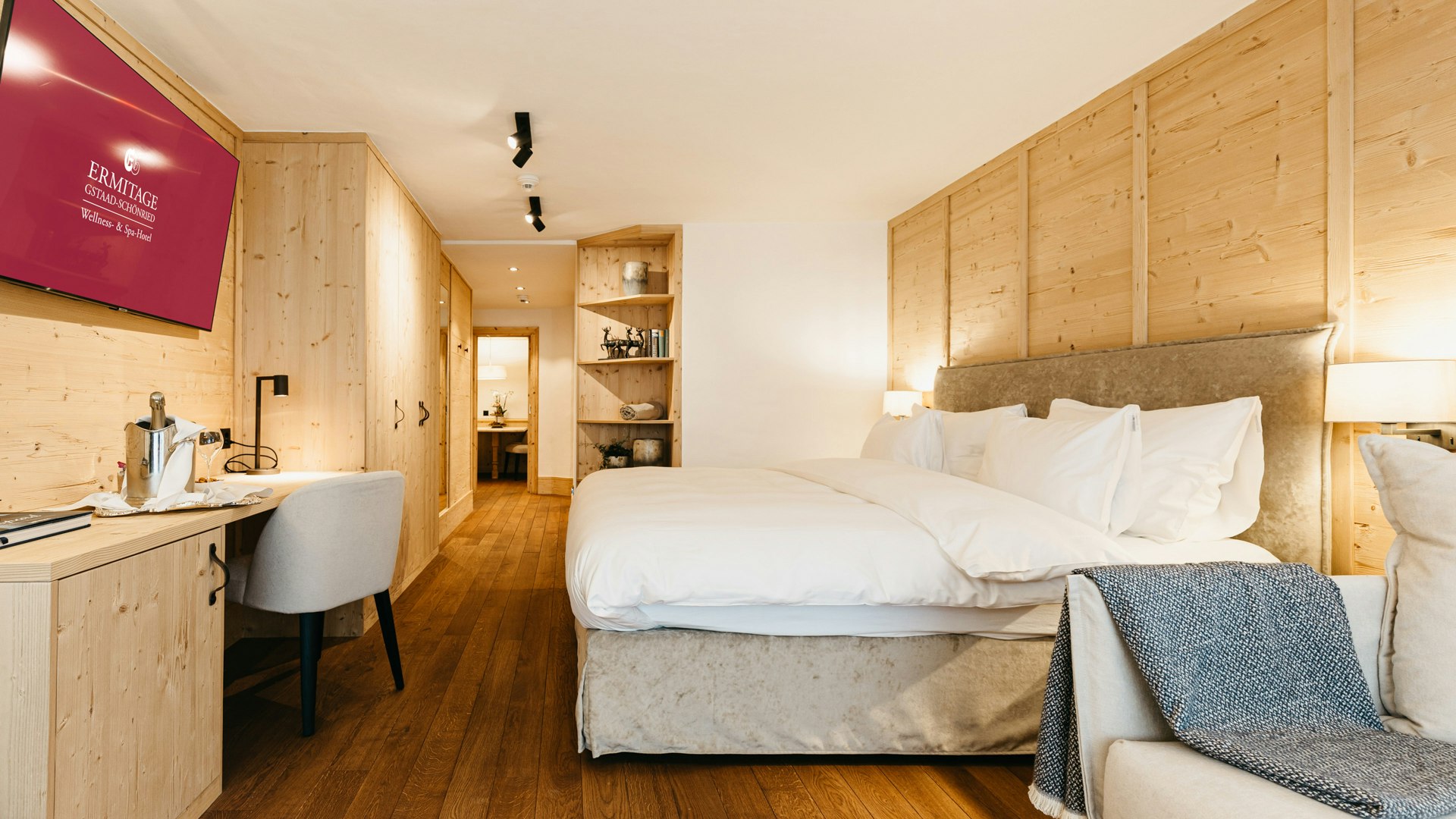 Suite familiale Horneggli Chambre à coucher avec lit double, fauteuil rembourré et écran plat