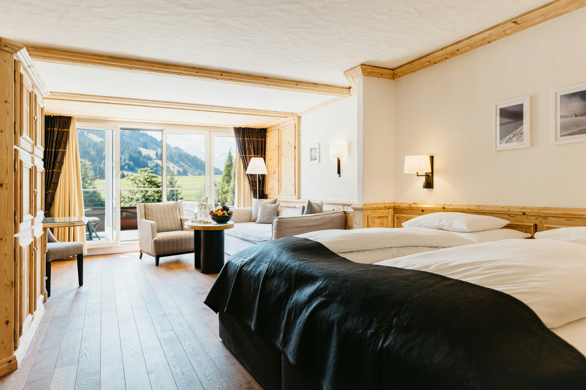 Chambre lumineuse avec parquet, lit double, coin salon et balcon