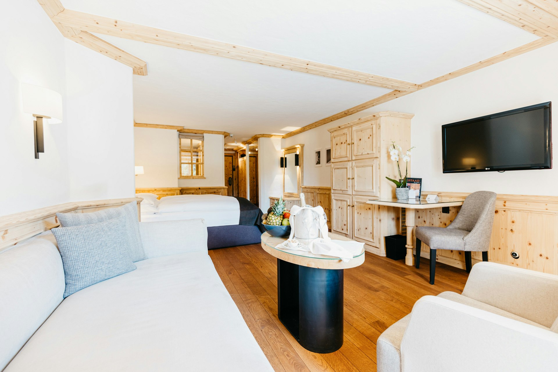 Helles Zimmer mit Sitzecke, Flachbildschirm und Doppelbett