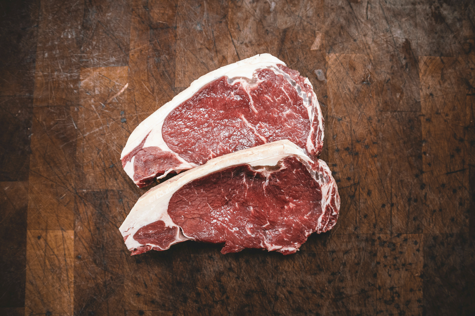 Deux morceaux de viande sur une planche en bois