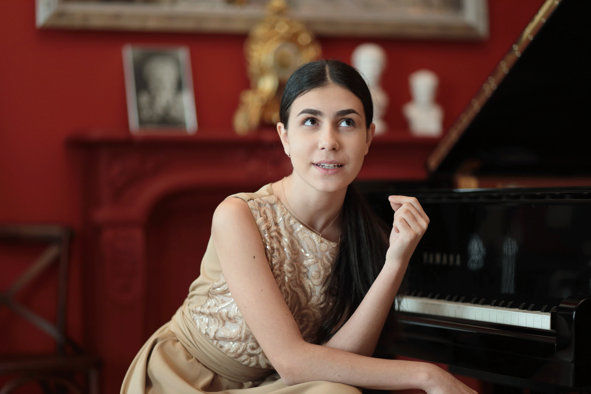 Klavierspielerin in rotem Raum