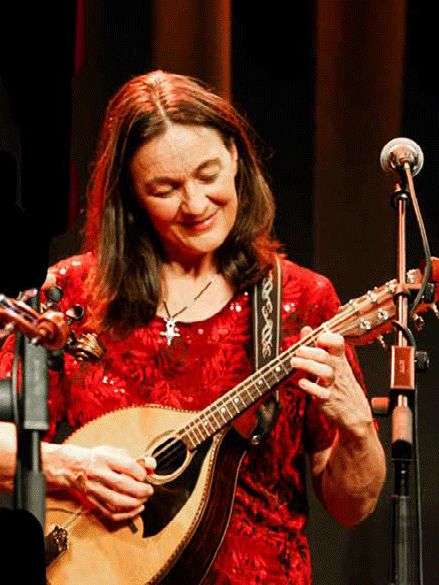 Musik macht glücklich Eine Geigerin, eine Ukulelespielerin und ein Gitarrist vor Mikrofon