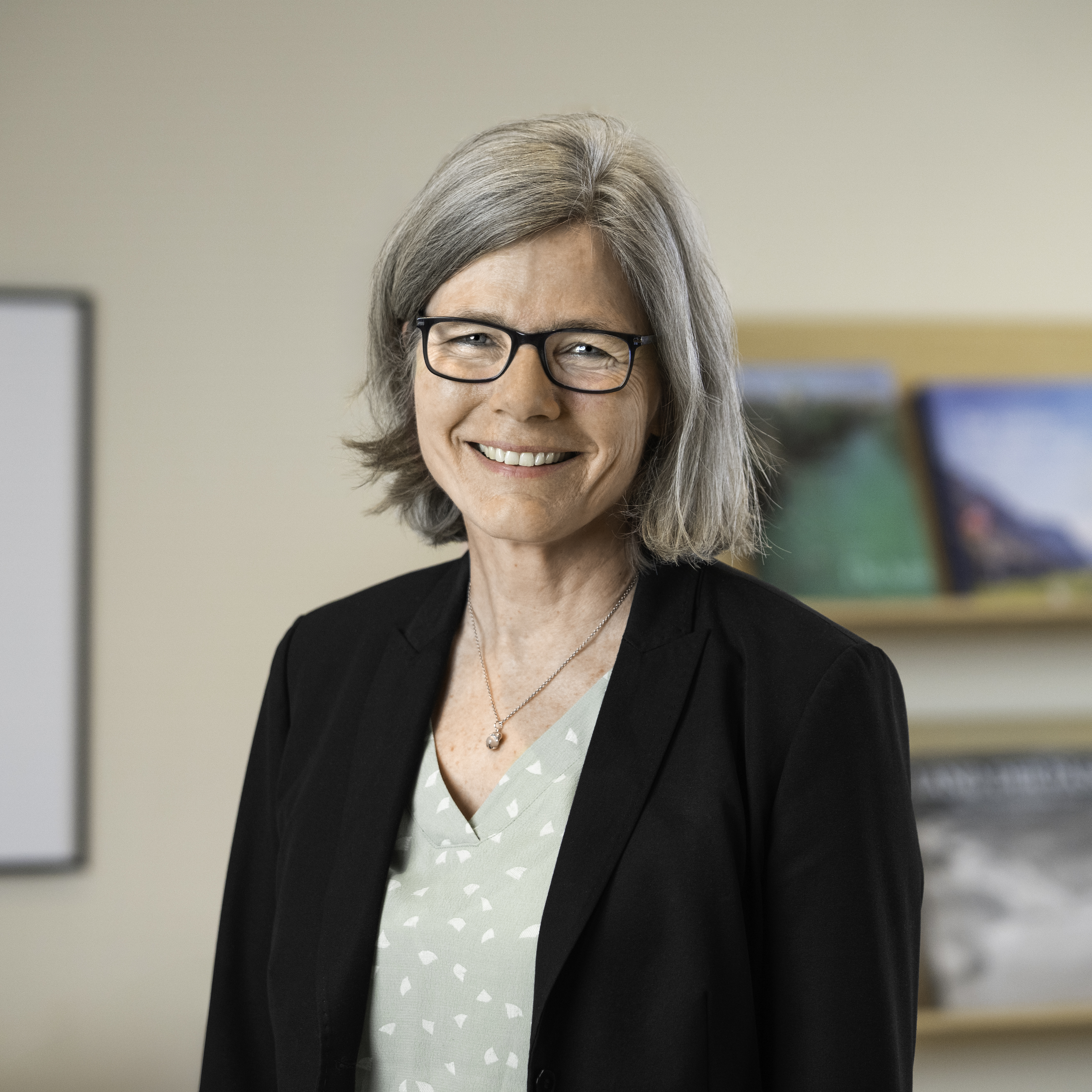 Frau mit Brille im Büro vor Computer