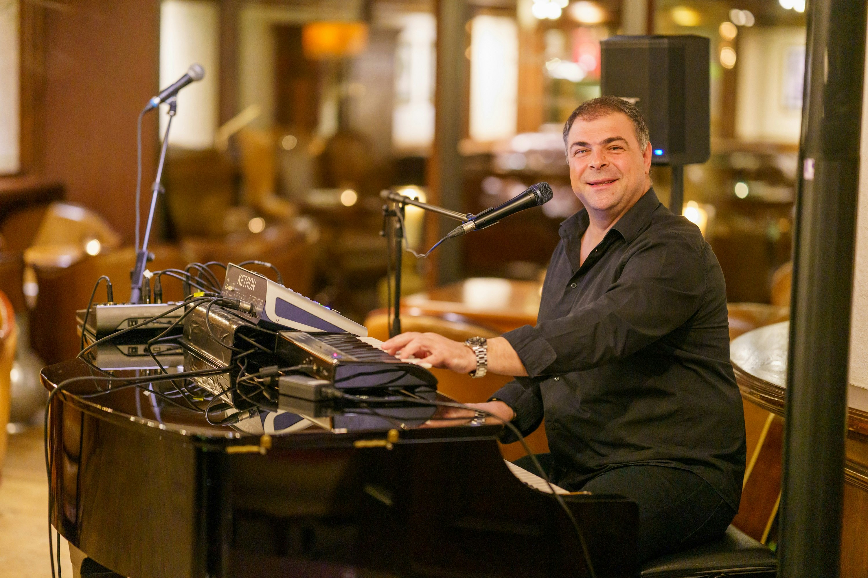 Pianist Nasco spielt Piano im Ermitage
