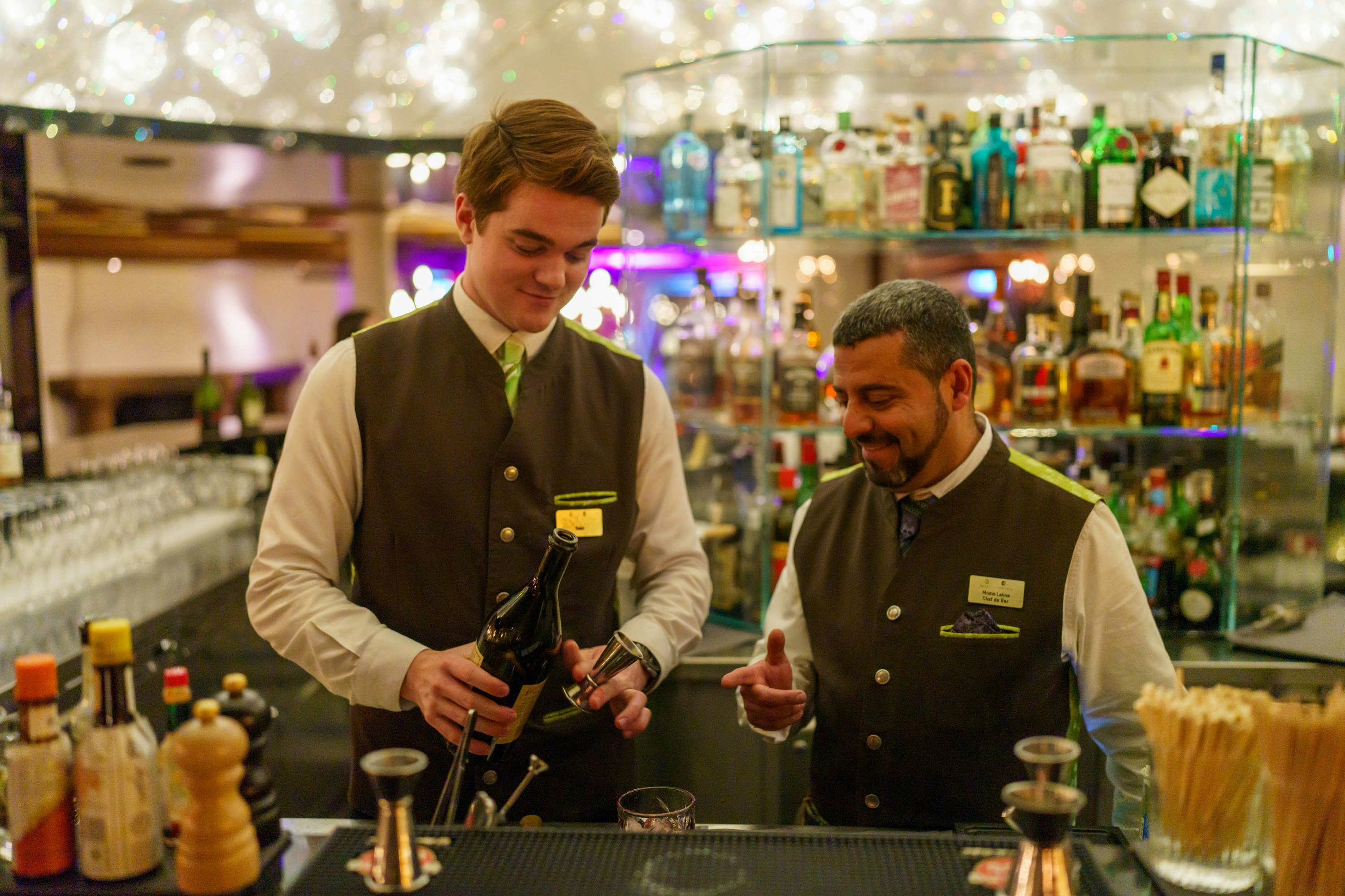 Zwei Barman vorbereiten Cocktail in der One Million Stars Bar