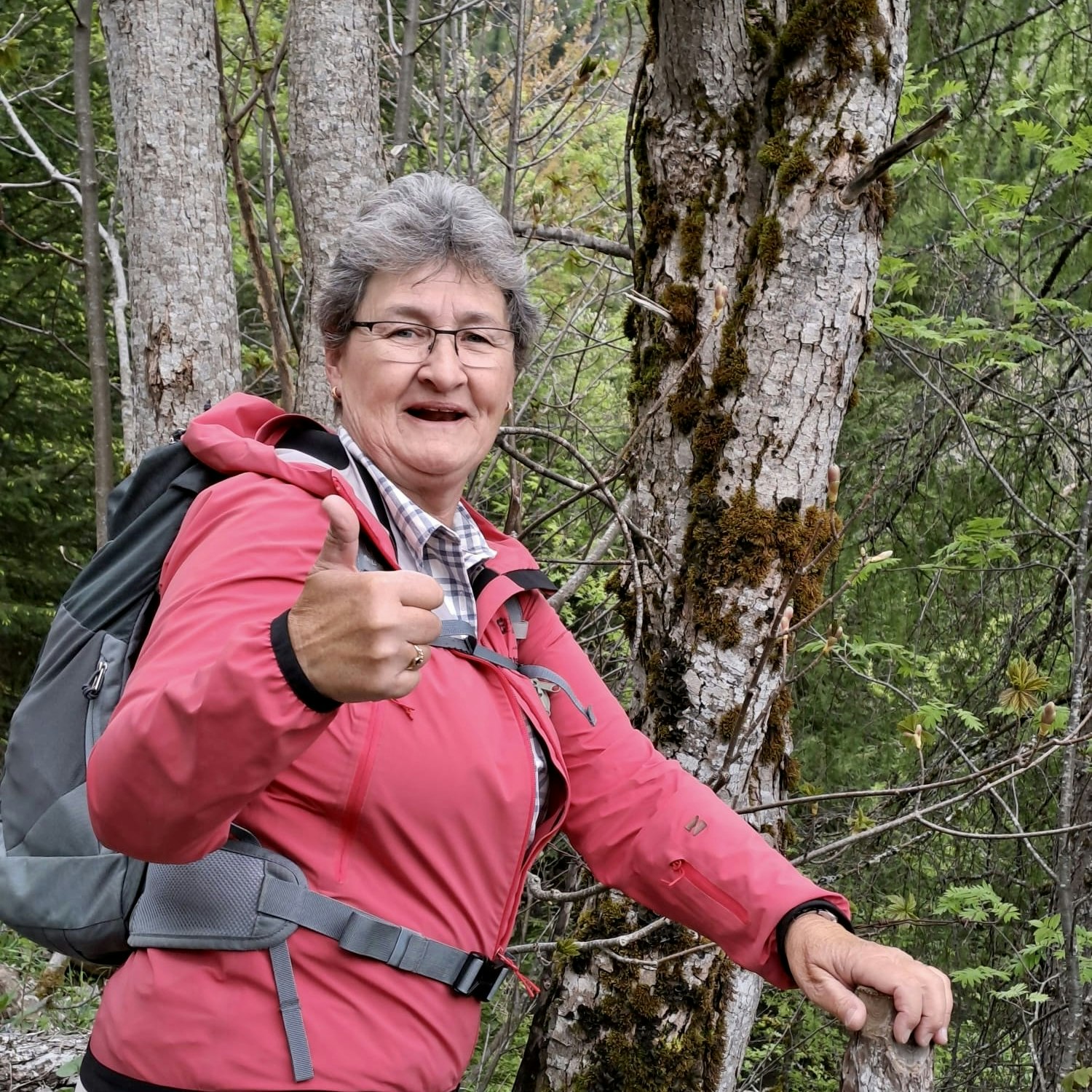 Gaby Jungen Natur-Guide Gaby Jungen bei einem Ausflug in der Natur Bild im Hochformat