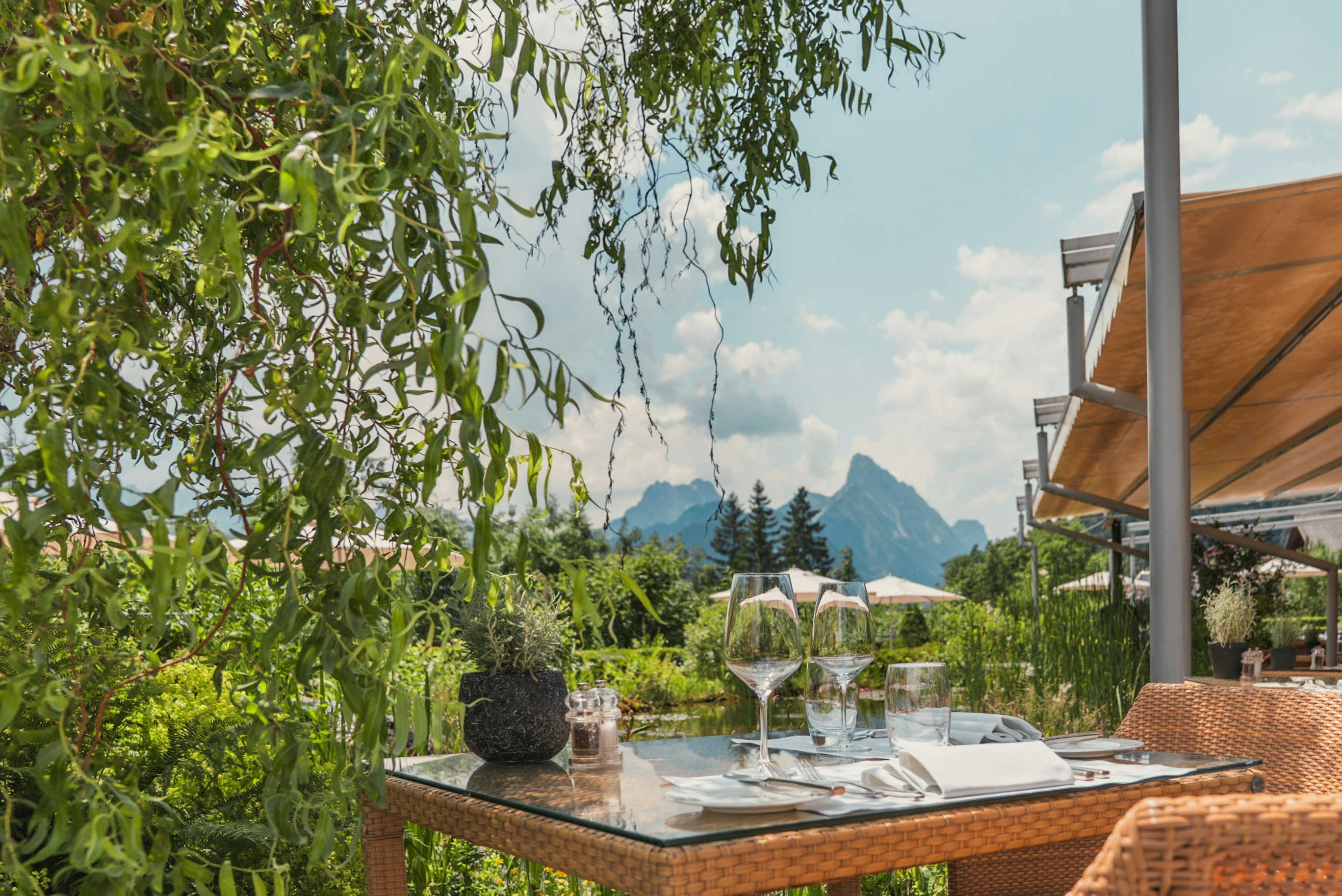 Table dressée sur la terrasse avec vue sur la montagne