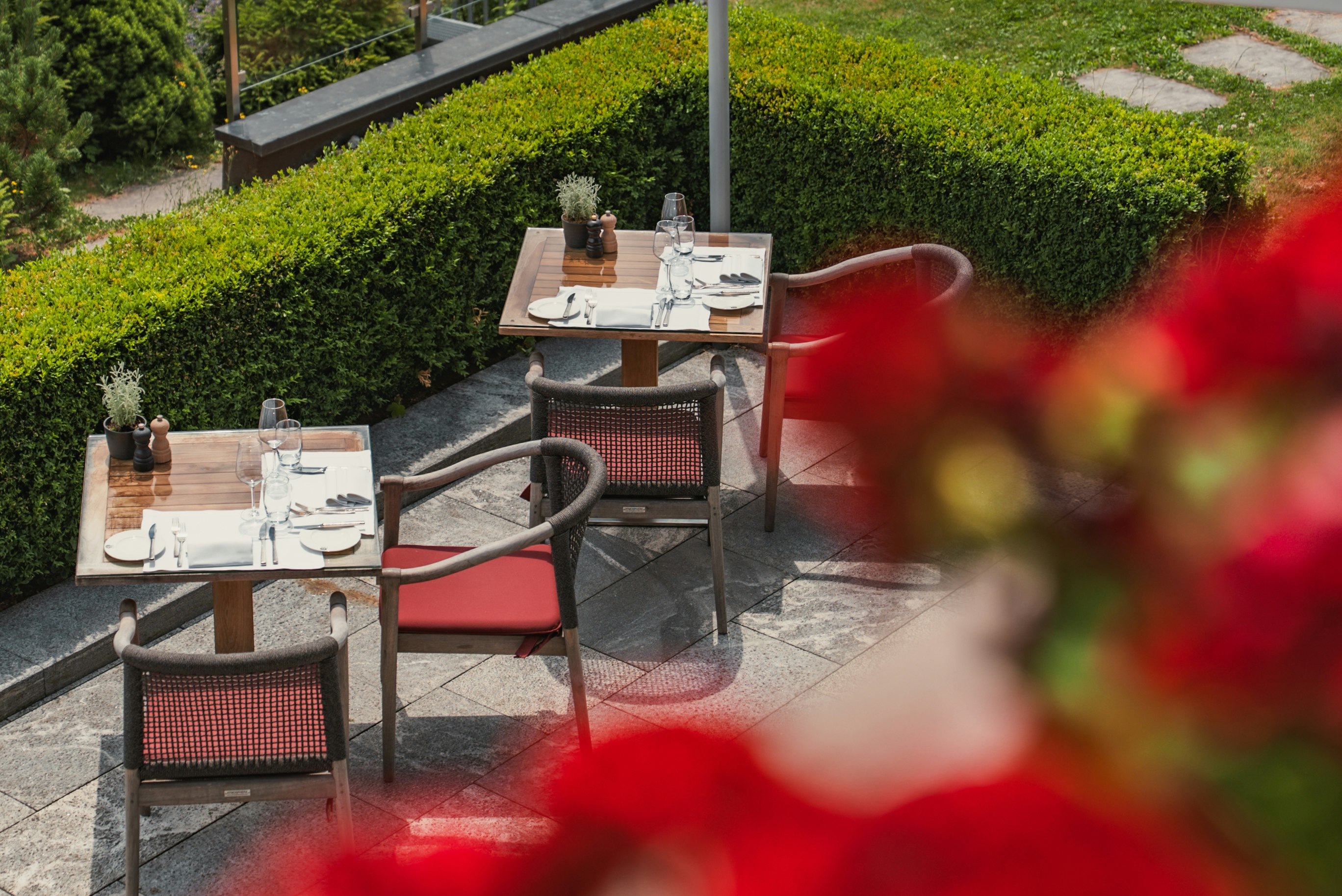 Deux tables dressées sur la terrasse Vue d'en haut