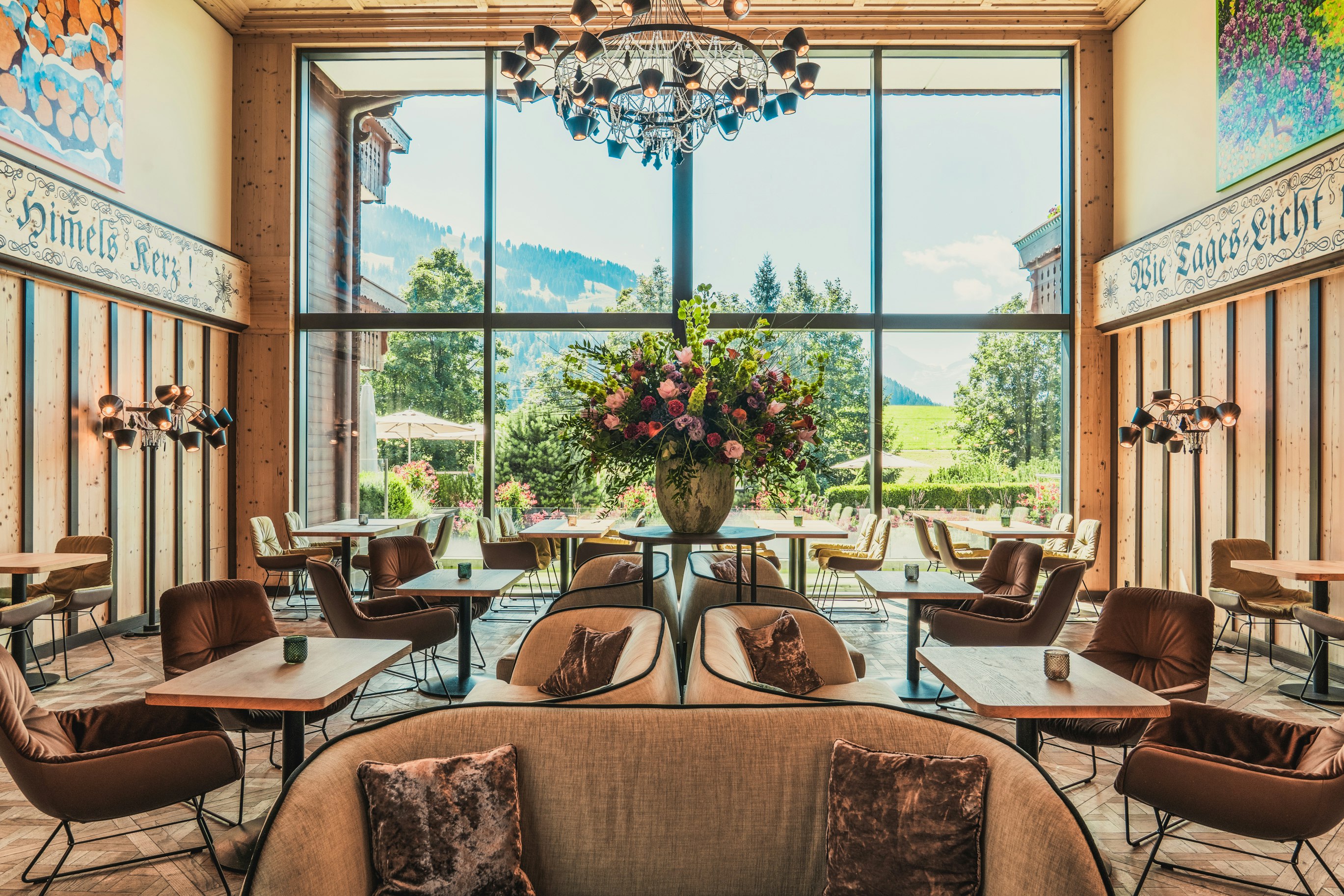 Bärgblick Hotellobby mit Blumen und Sicht in den Garten