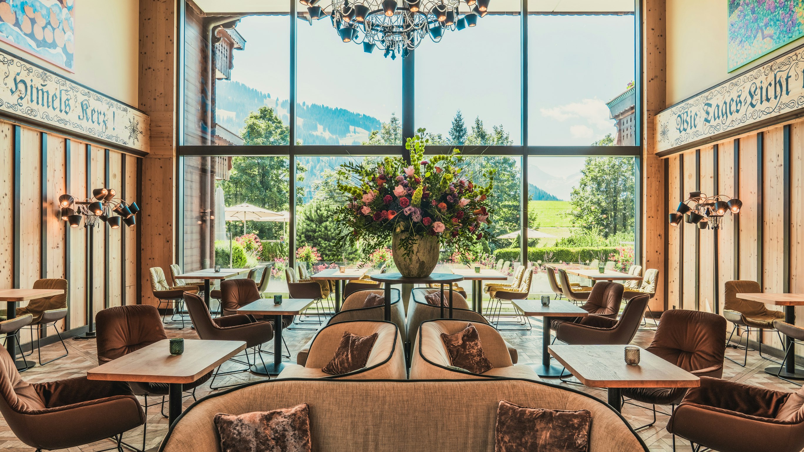 Hotellobby im Herbst Bärgblick Hotellobby mit Blumen und Sicht in den Garten