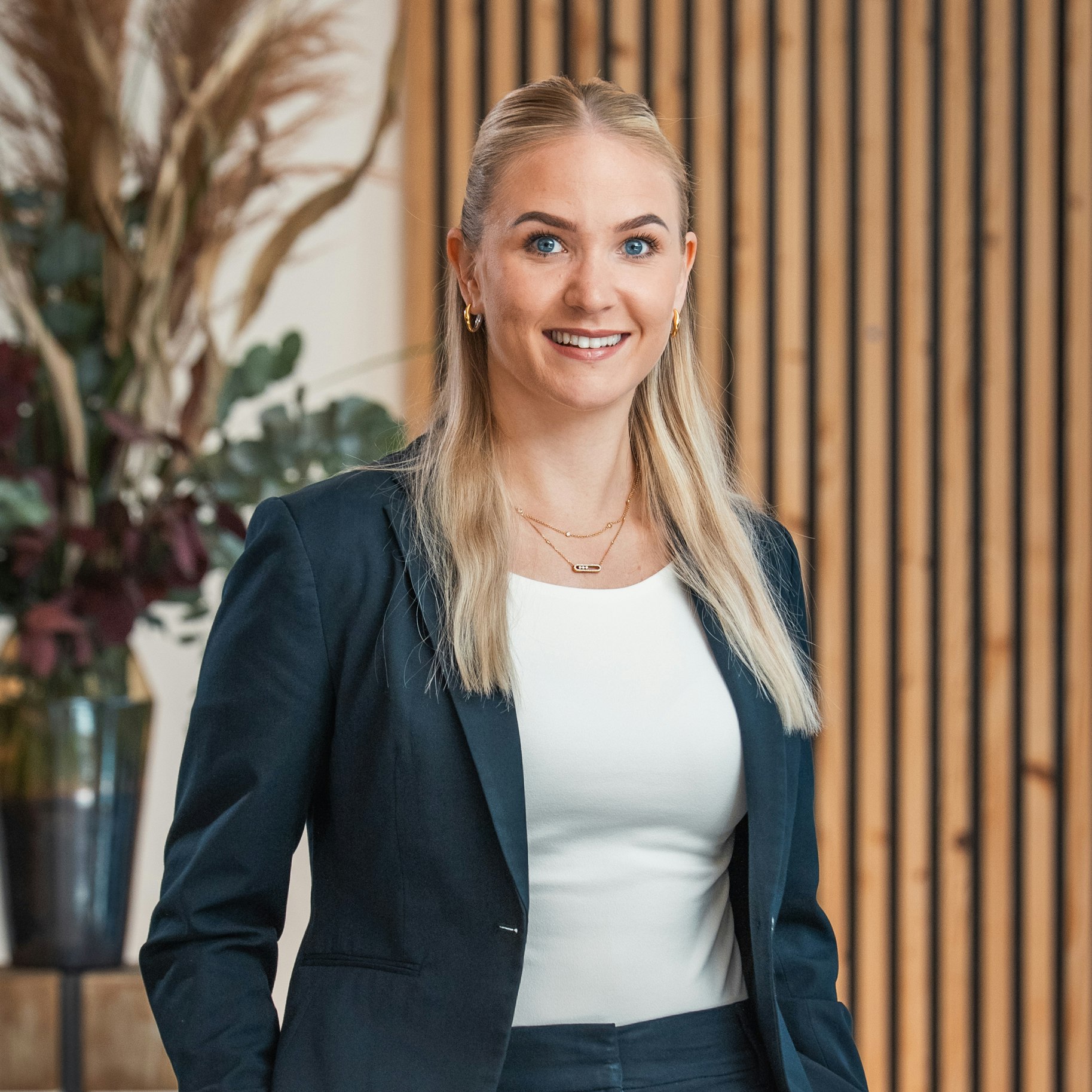 Kim Eberhart Portrait-Aufnahme Gastgeberin und Chef de Réception Kim Eberhart