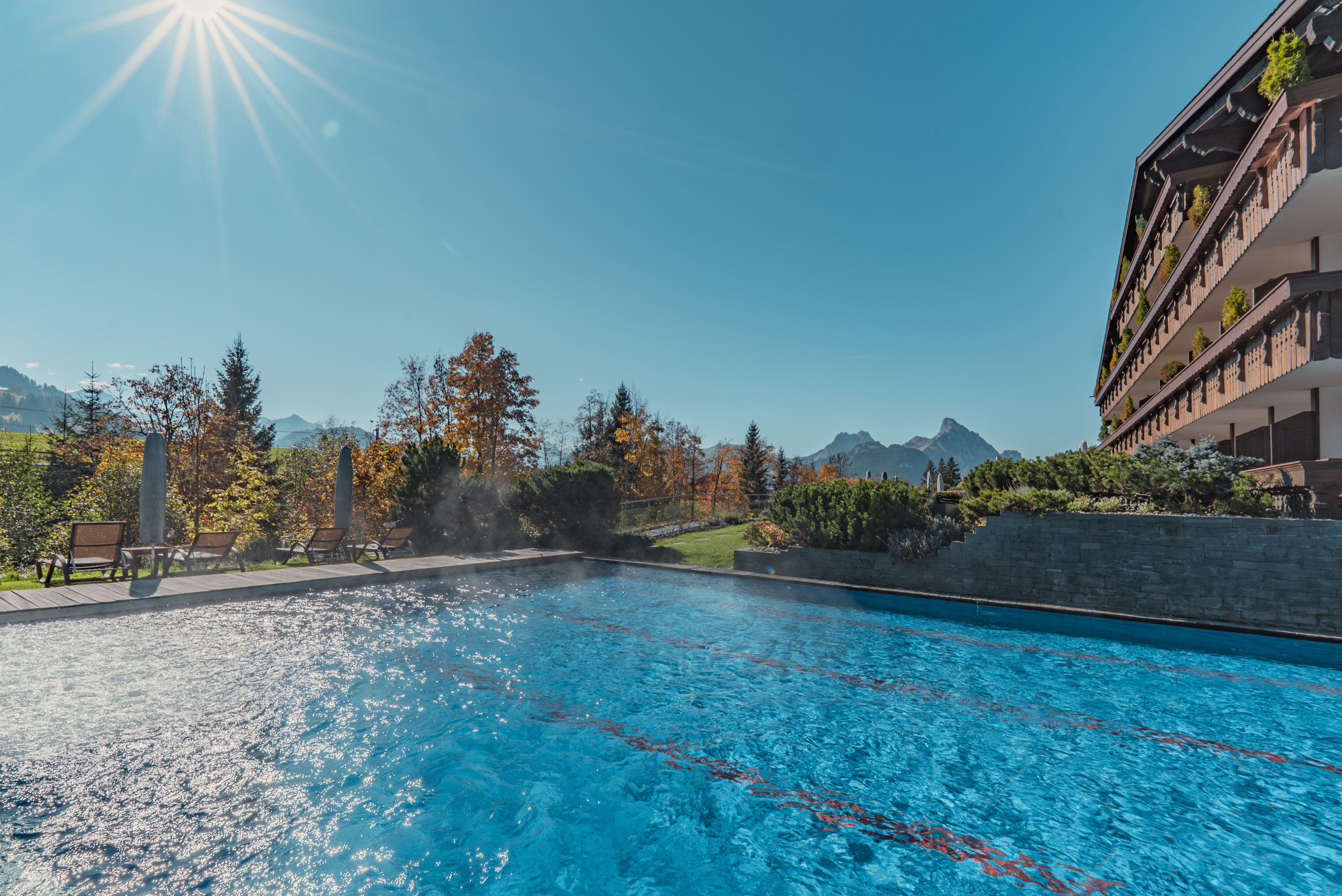 Aussicht vom Aussensport-Pool in den Herbst