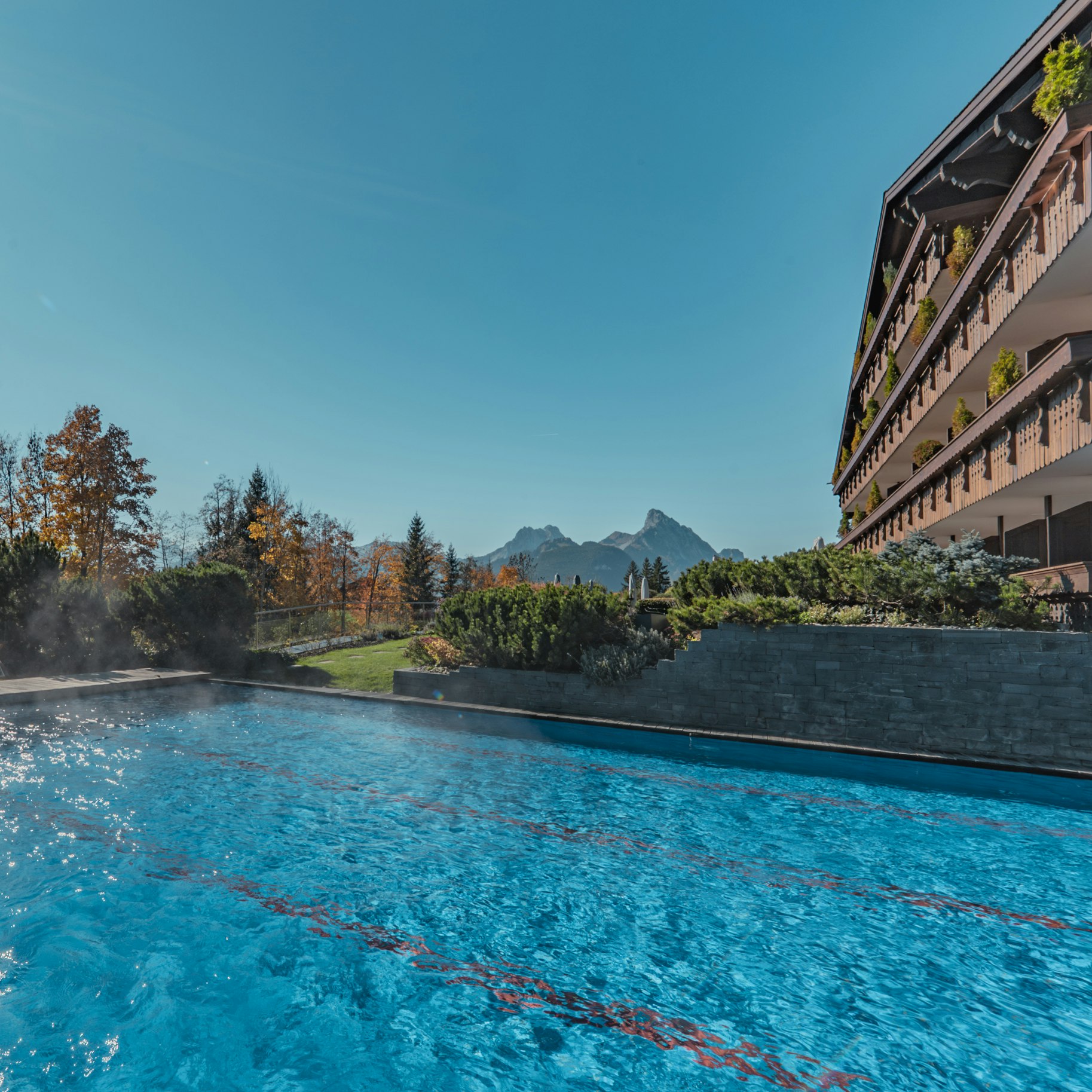 Vue depuis la piscine extérieure en automne Vue depuis la piscine extérieure en automne