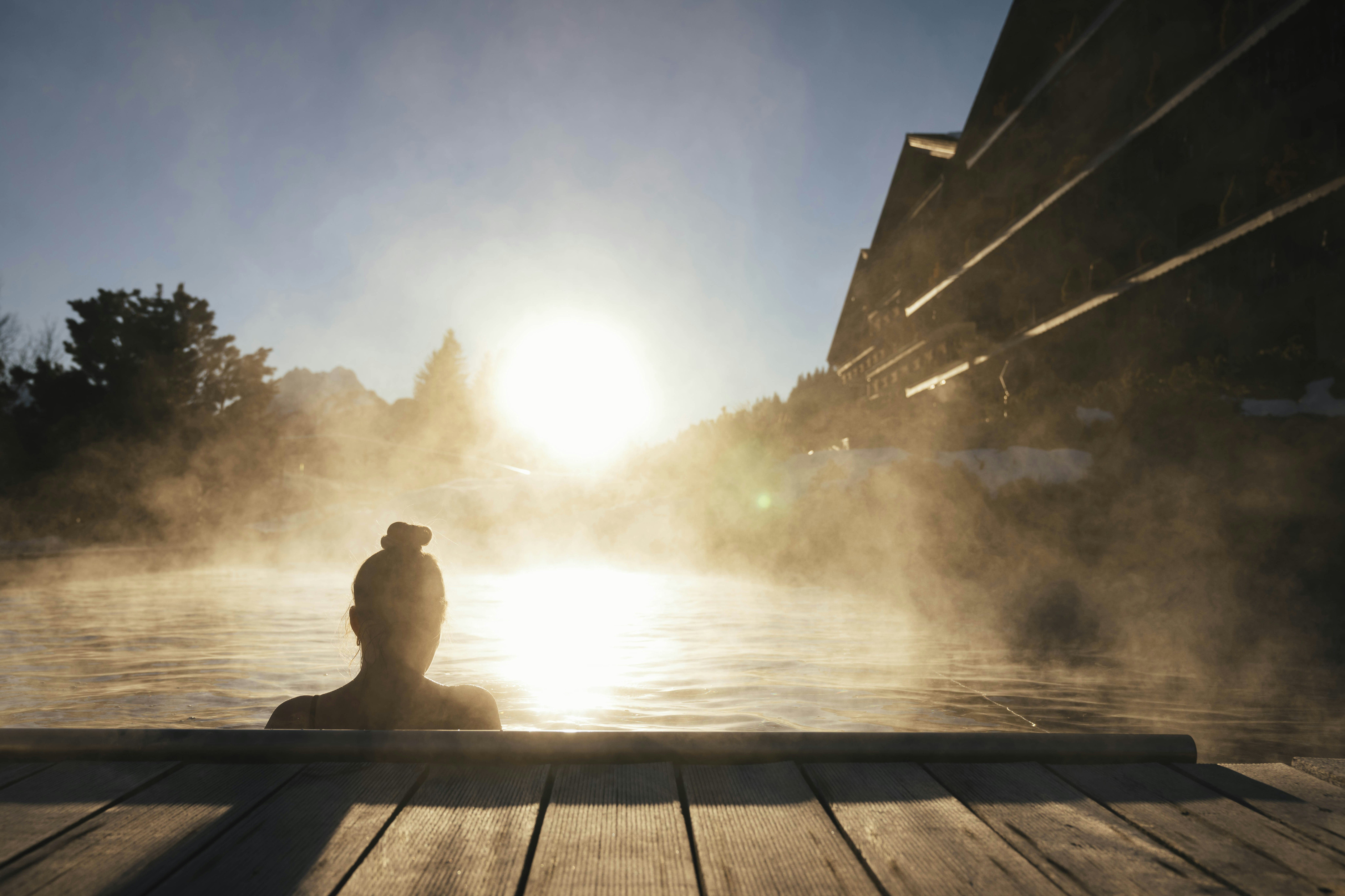 Dame in Aussen-Sportpool ERMITAGE bei Sonnenuntergang