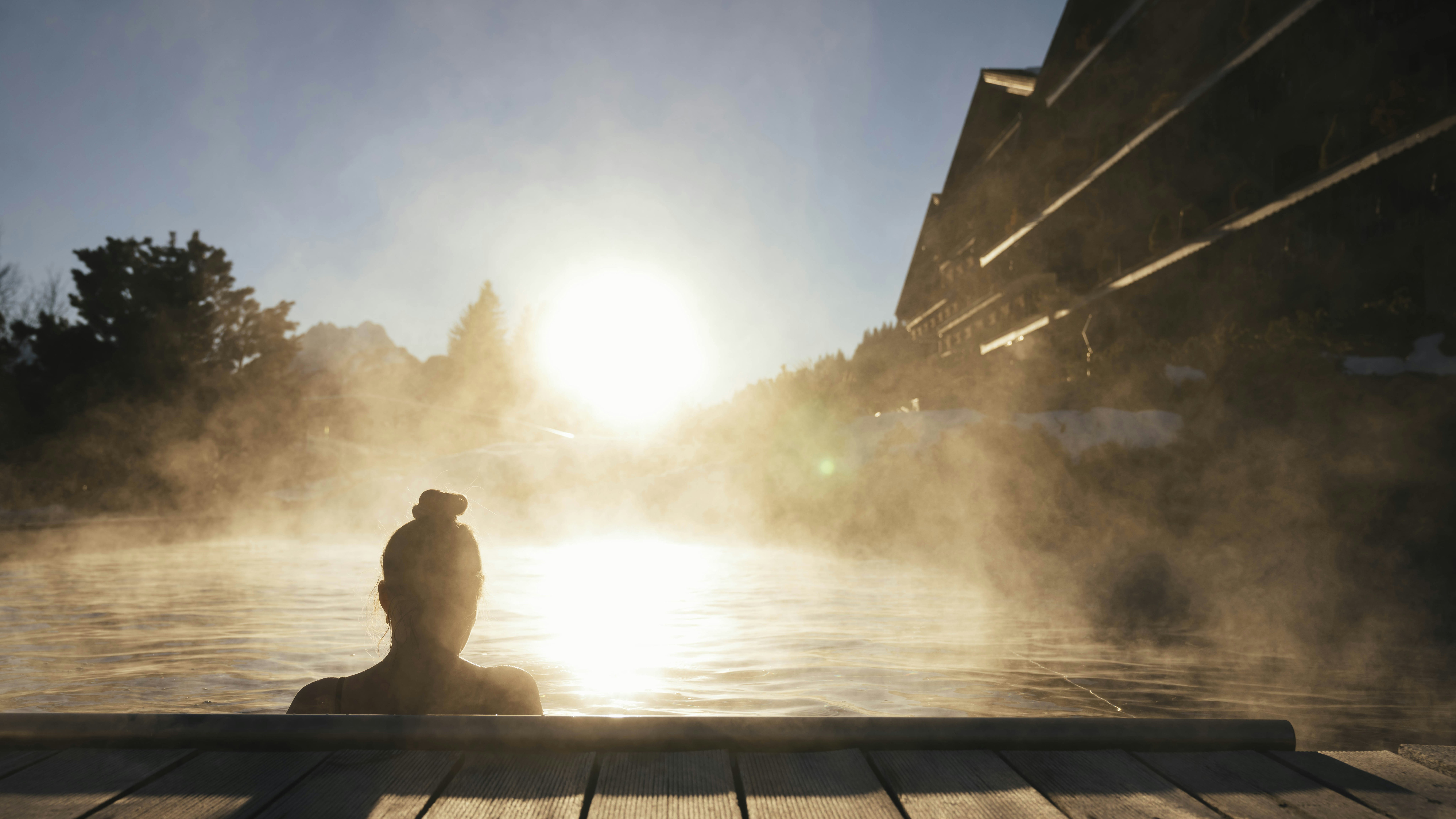 Sonnenuntergang Aussen-Sportpool ERMITAGE Dame in Aussen-Sportpool ERMITAGE bei Sonnenuntergang