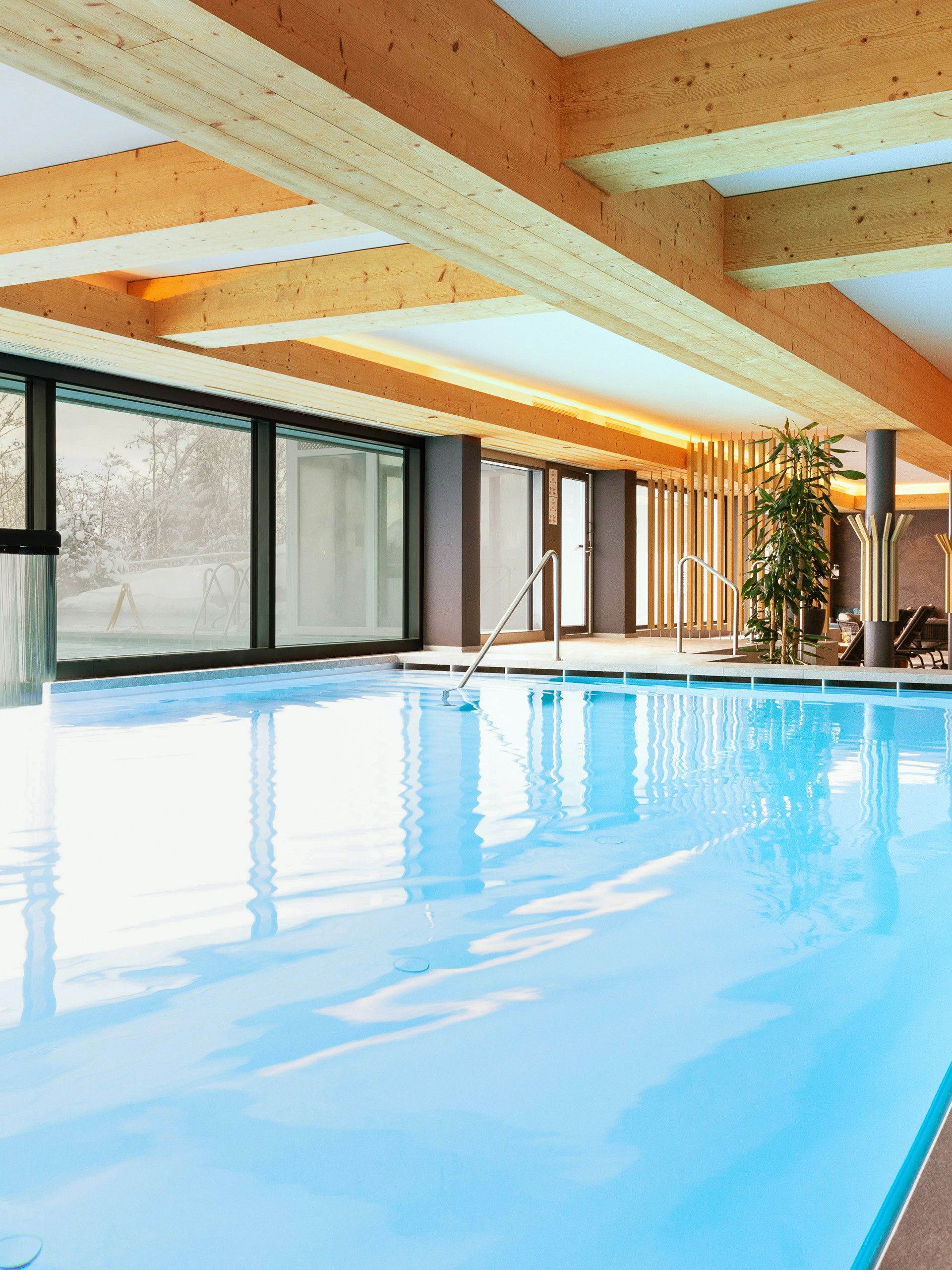 Bains salins et éclairage chaleureux au plafond à l'ERMITAGE Bains salins intérieur à l'ERMITAGE et neige à l'extérieur