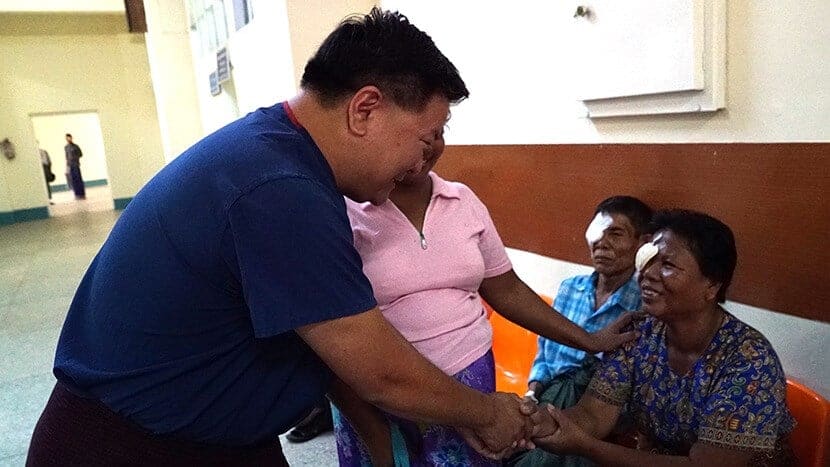 Dr. Chu shaking hands with patient post procedure