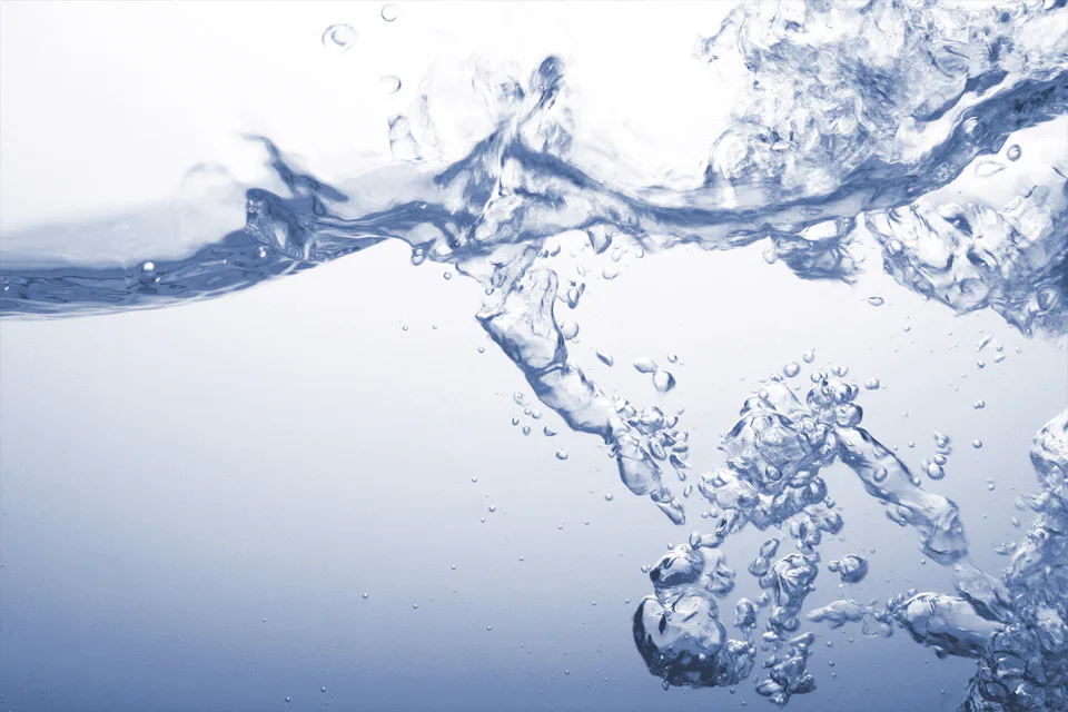 水流動 水中冒出清澈的氣泡,形狀不規則,背景漸變為淺藍色,呈現出流動的水和活力感覺。