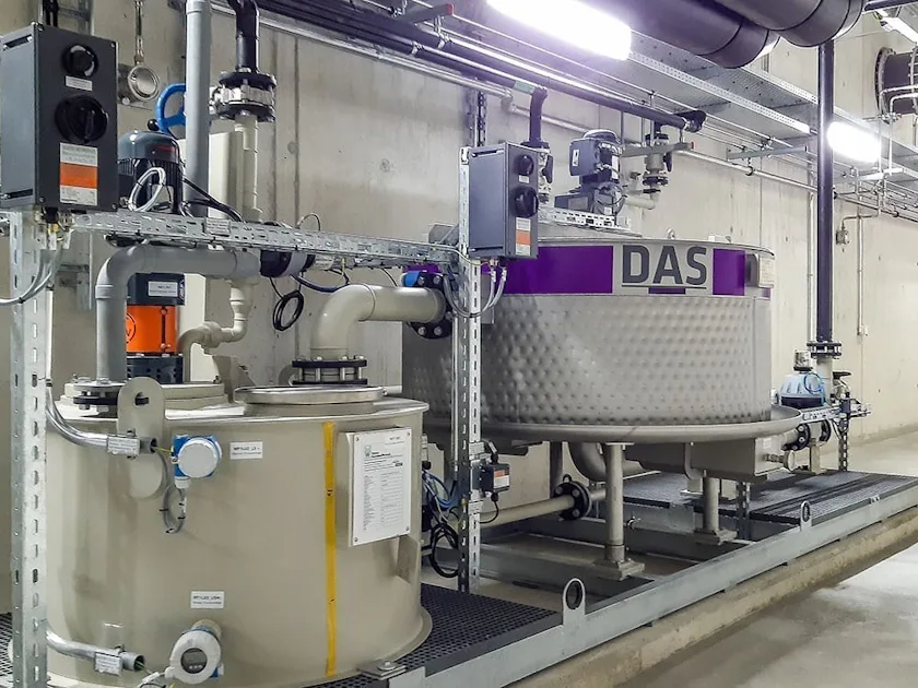 ARA Rhein E-PLATE Das Bild zeigt ein industrielles Setup mit mehreren Tanks und Rohrleitungen in einem Betonraum, der zu einem System des E-PLATE von DAS EE gehört.
