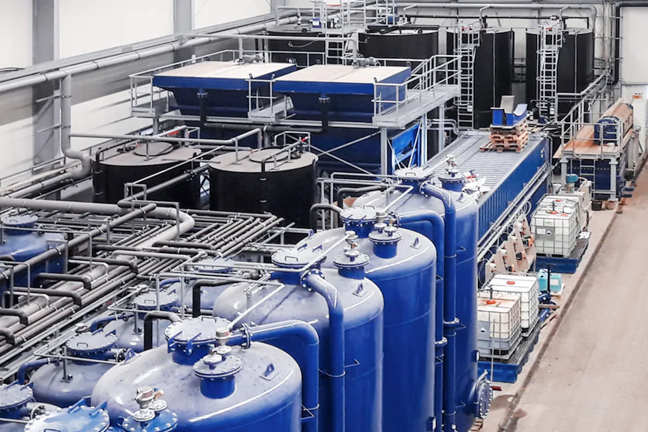 Kesslergrube 참고 자료 2 산업 환경 속에 자리 잡은, 파란색 탱크와 복잡한 배관을 갖춘 현대적인 정수 처리 시설.