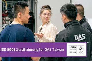 ISO 9001-Zertifizierung für DAS Taiwan Vier Mitarbeiter von DAS Taiwan und ein Banner mit der Aufschrift „ISO 9001-Zertifizierung für DAS Taiwan”