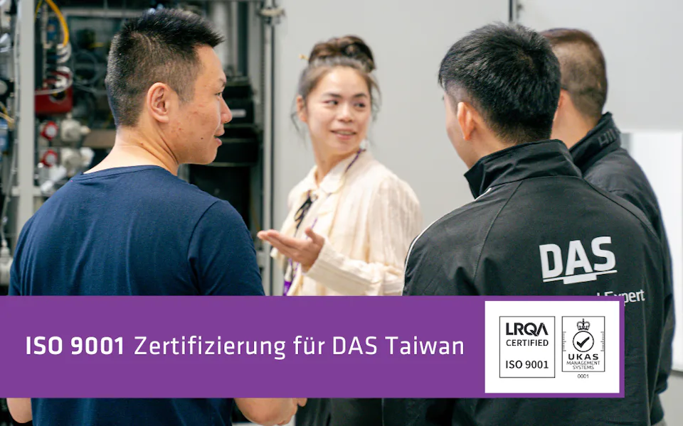 Vier Mitarbeiter von DAS Taiwan und ein Banner mit der Aufschrift „ISO 9001-Zertifizierung für DAS Taiwan”