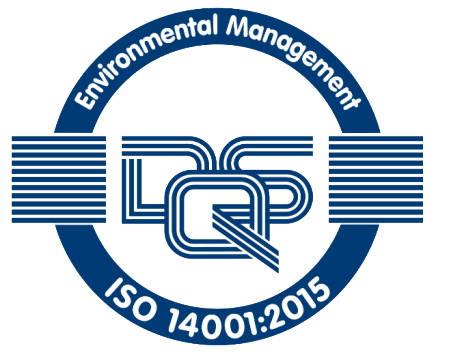 Das Bild zeigt ein blaues kreisförmiges Logo mit dem Text „Einvironmental Management" oben und „ISO 14001:2015” unten, wobei miteinander verbundene Linien die Buchstaben DQS in der Mitte bilden.