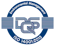 ISO-140001-Siegel Das Bild zeigt ein blaues kreisförmiges Logo mit dem Text „Einvironmental Management" oben und „ISO 14001:2015” unten, wobei miteinander verbundene Linien die Buchstaben DQS in der Mitte bilden.