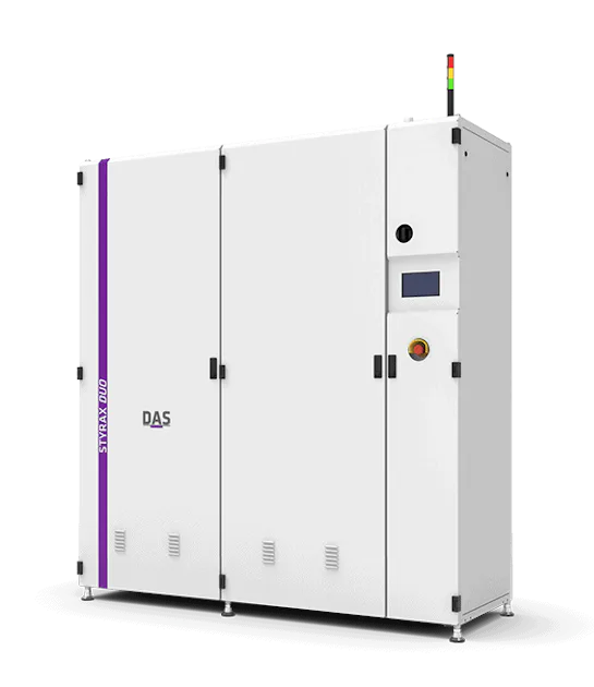 STYRAX DUO 系統 這是一台白色的工業設備,擁有一個垂直的紫色條紋和標識,旁邊設有一個觸控面板和一個紅色按鈕。