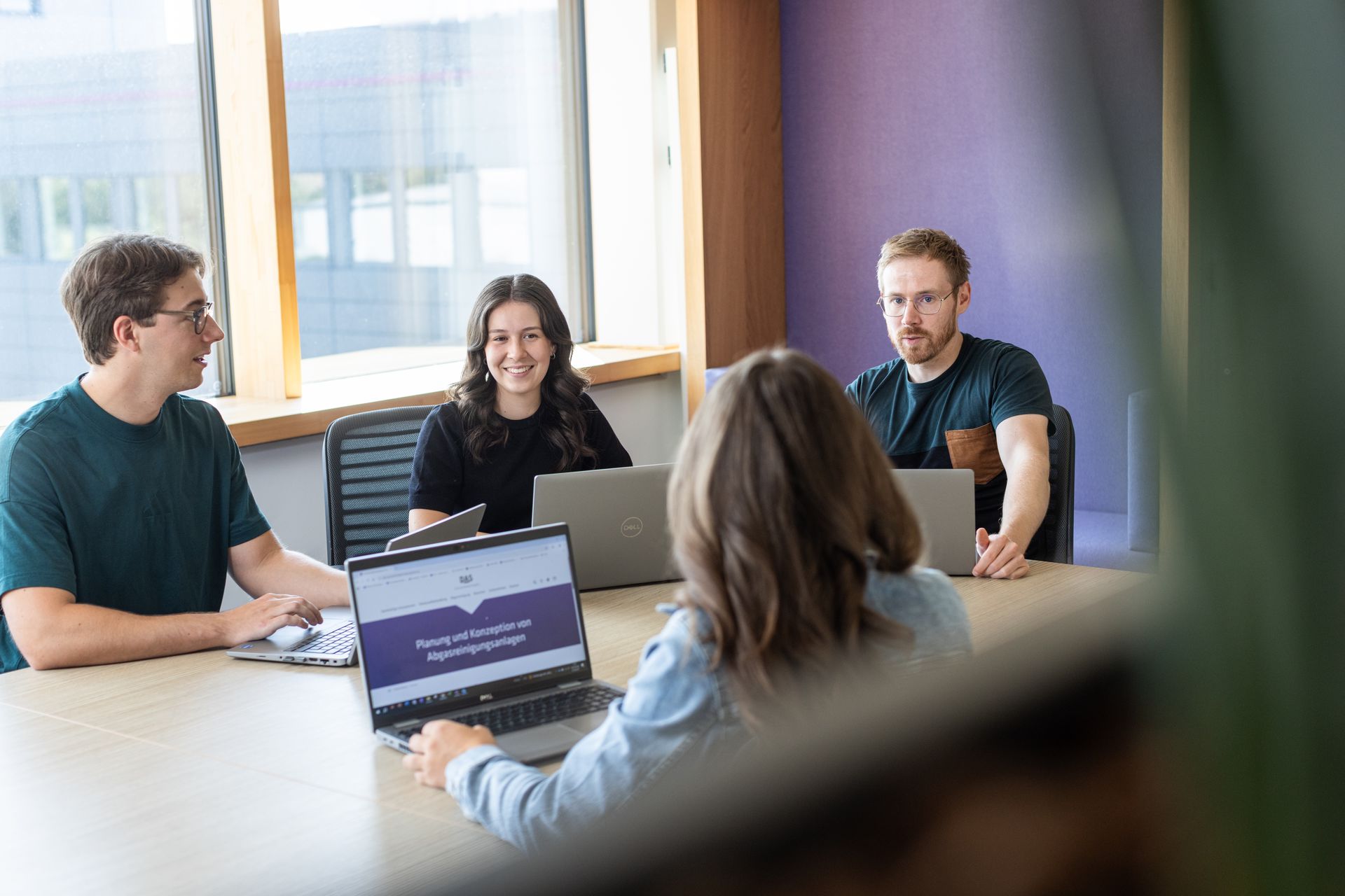 팀워크와 전략: 우리의 젊은 팀은 새로운 프로젝트의 기획과 설계에 함께 협력합니다. 바로 여기서 미래 발전을 위한 아이디어가 탄생합니다.