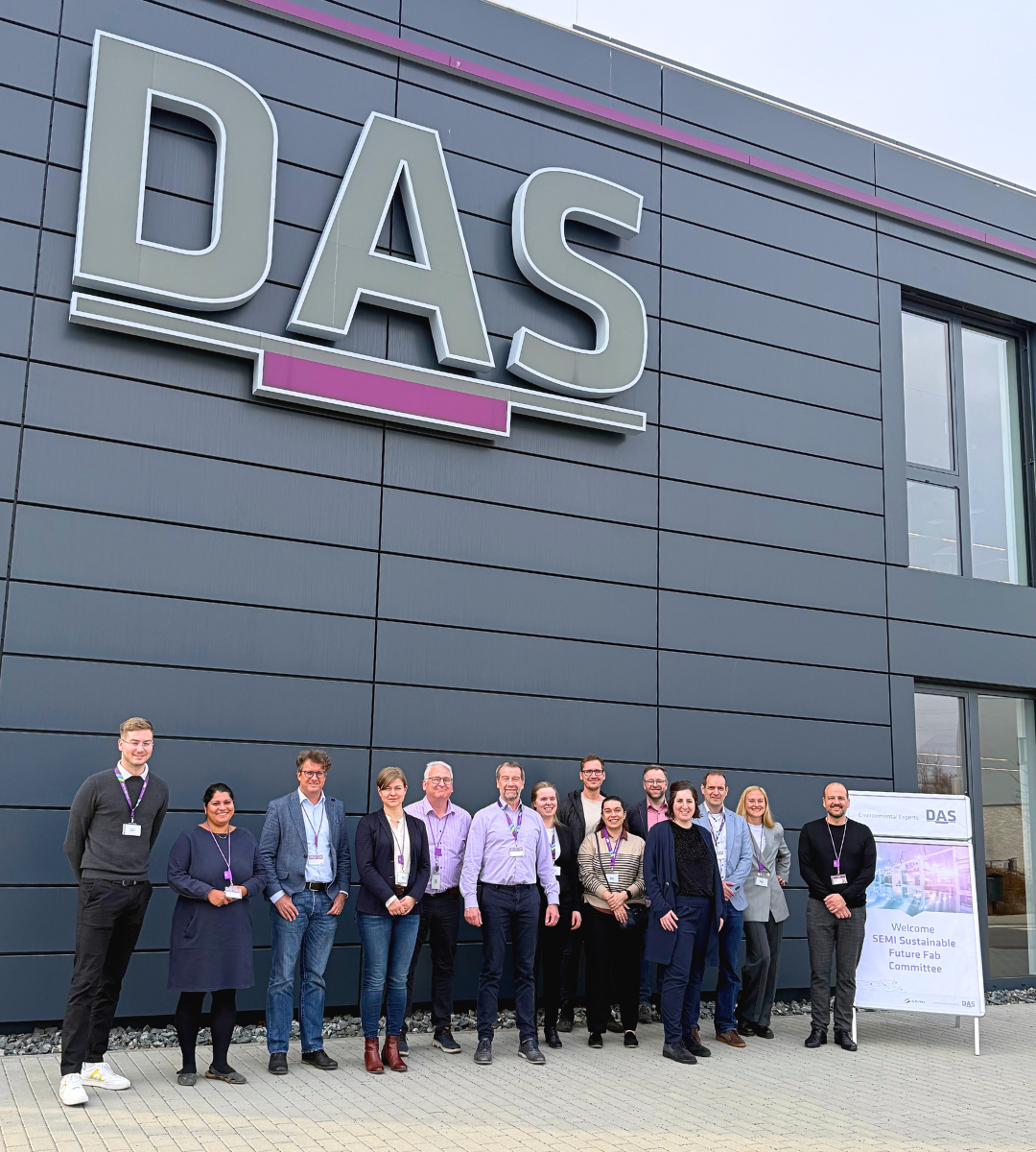 A group of people in front of the DAS headquarter building.