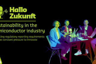 Podcast: Wie nachhaltig kann Europas Halbleiterindustrie wirklich sein? Eine Gruppe von vier Personen sitzt an einem Tisch mit Mikrofonen für eine Podcast-Diskussion über Nachhaltigkeit in der Halbleiterindustrie, umgeben von buntem Beleuchtungsdesign auf einem dunklen Hintergrund.