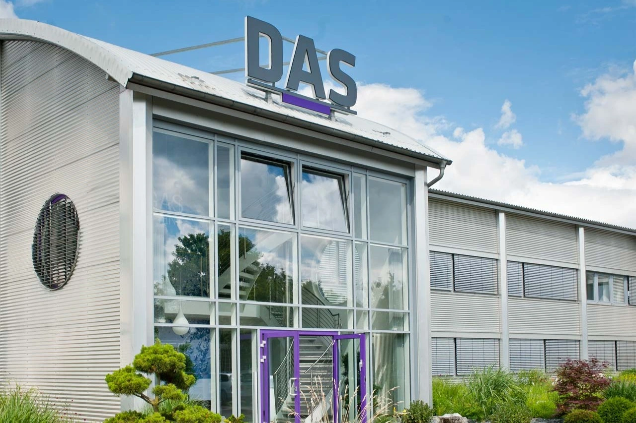 DAS Environmental Expert GmbHの本社外観。ガラス張りの正面とDASロゴが特徴的な近代的な建物