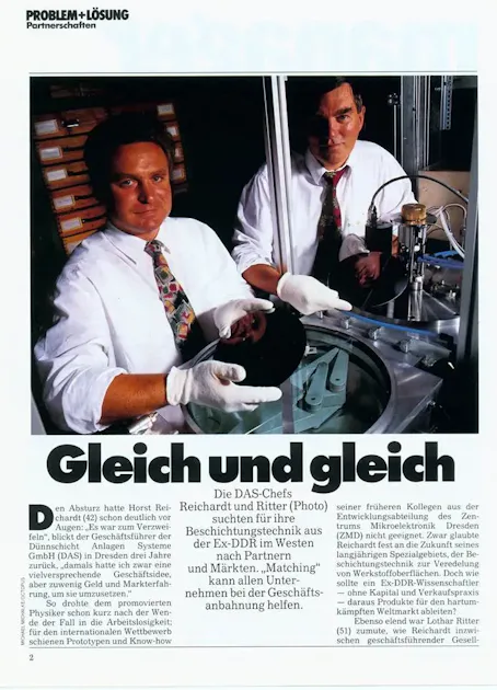 Zeitungsartikel Dr. Horst Reichardt und Lothar Ritter Eine Zeitschriftenseite mit dem Titel "Gleich und gleich", zeigt zwei Männer in einem Labor, die eine Dose und einen Kristall präsentieren, umgeben von technischen Geräten und typografischem Layout.